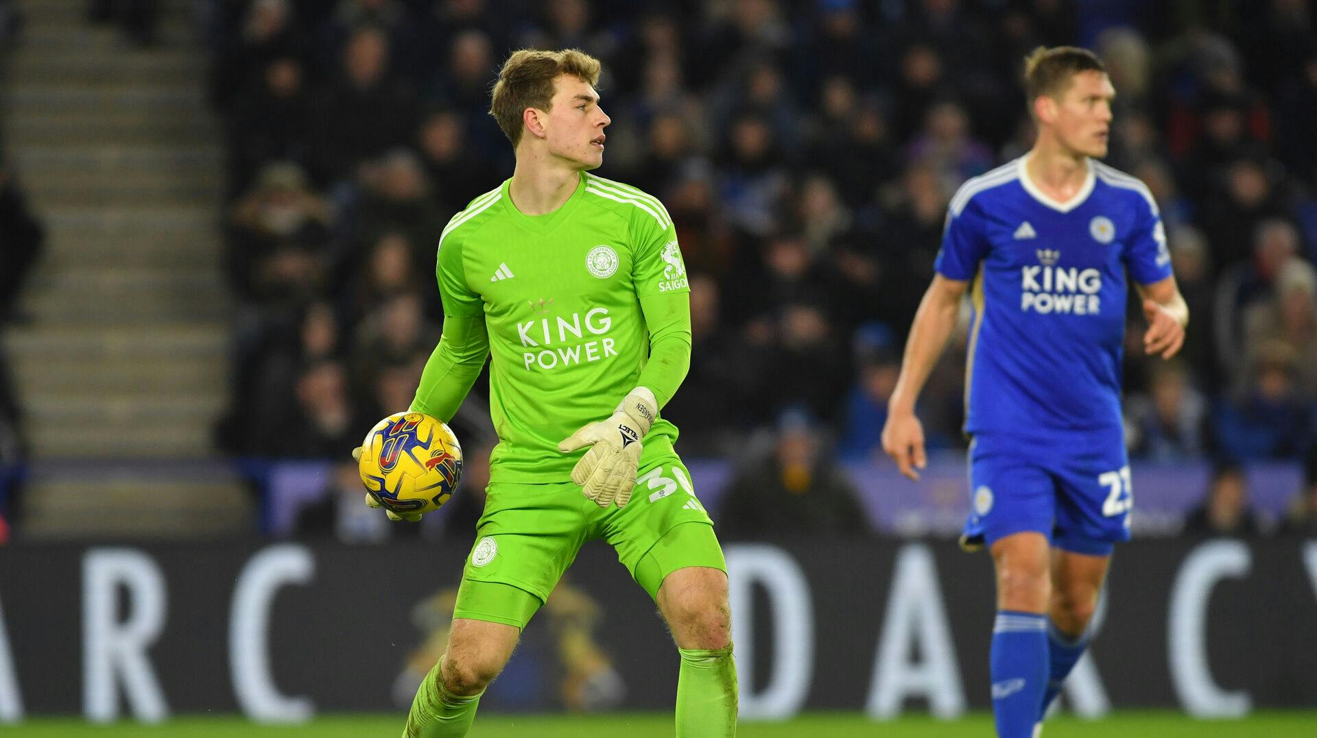 Mads Hermansen og Jannik Vestergaard var med til at dele seriøse klø ud tirsdag aften. 