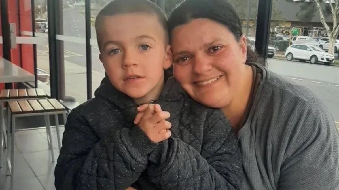 8-årige Harley Smith sammen med mor Amy Galea. De døde begge med blot fire dages mellemrum.