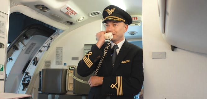 En pilot kom forleden med en ganske særlig besked, der fik tårerne frem hos alle på flyet.&nbsp;