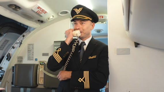 En pilot kom forleden med en ganske særlig besked, der fik tårerne frem hos alle på flyet. 