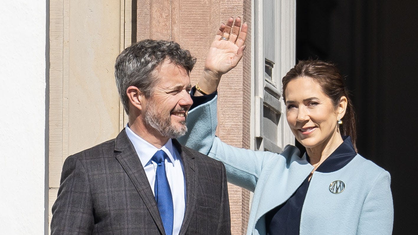 Frederik og Mary er rigtig stadset ud på deres første officielle gallaportræt som konge og dronning. 