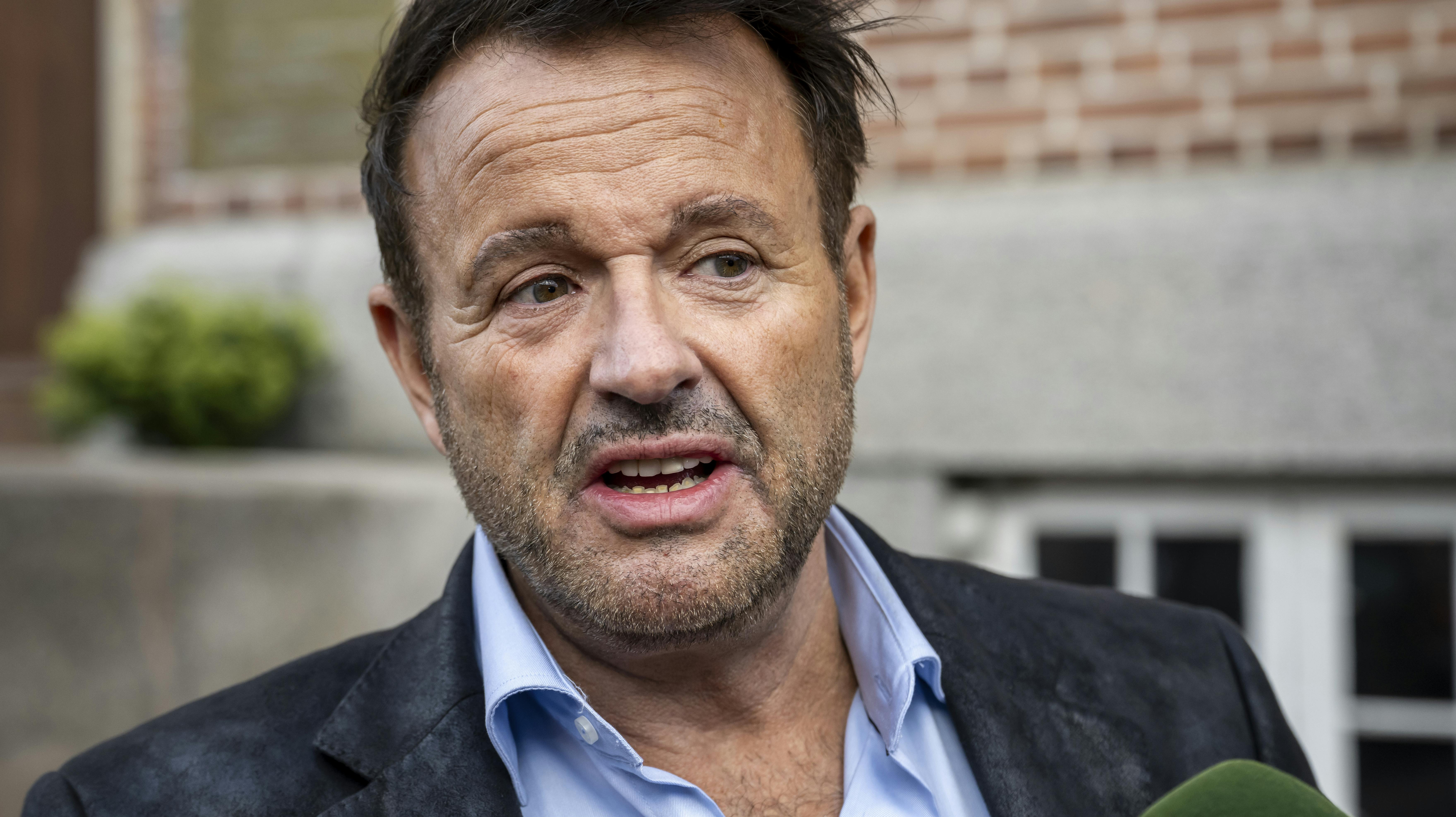 Kendis frisør Dennis Knudsen ankommer til retten i Åhus, sammen med sin advokat Mette Grith Stage.Dag 2