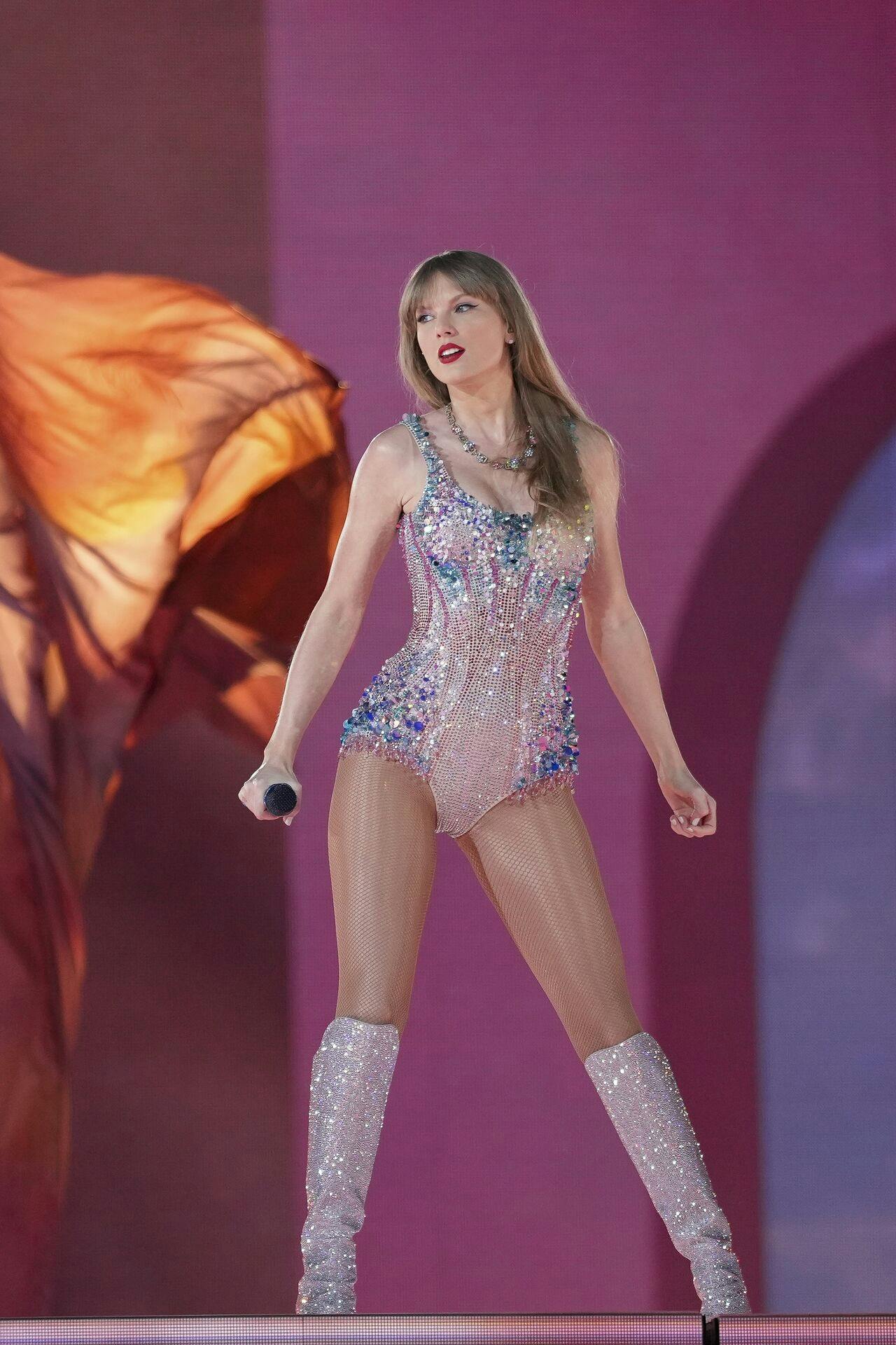 Det er blandt andet den vildt succesfulde verdensturné "The Eras Tour", der har sikret Taylor Swift en plads i milliardklassen.