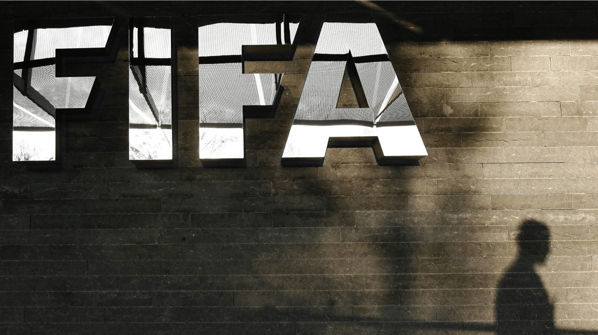 De seneste ti år har journalister afdækket, hvordan FIFA er gennemsyret af korruption. Nu har de indgået et nyt partnerskab med et saudisk statsejet olieselskab - det bliver mødt med skeptisk hos DBU.