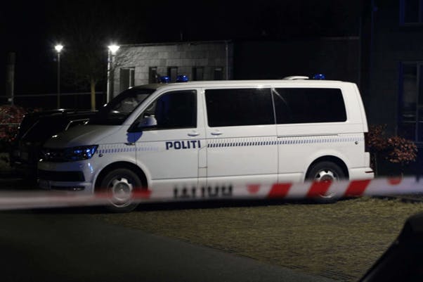 Politiet rykkede massivt ud til Apotekerhaven i Holbæk, efter en mand blev ramt af et skud i ryggen.