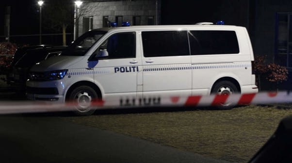 Politiet rykkede massivt ud til Apotekerhaven i Holbæk, efter en mand blev ramt af et skud i ryggen.
