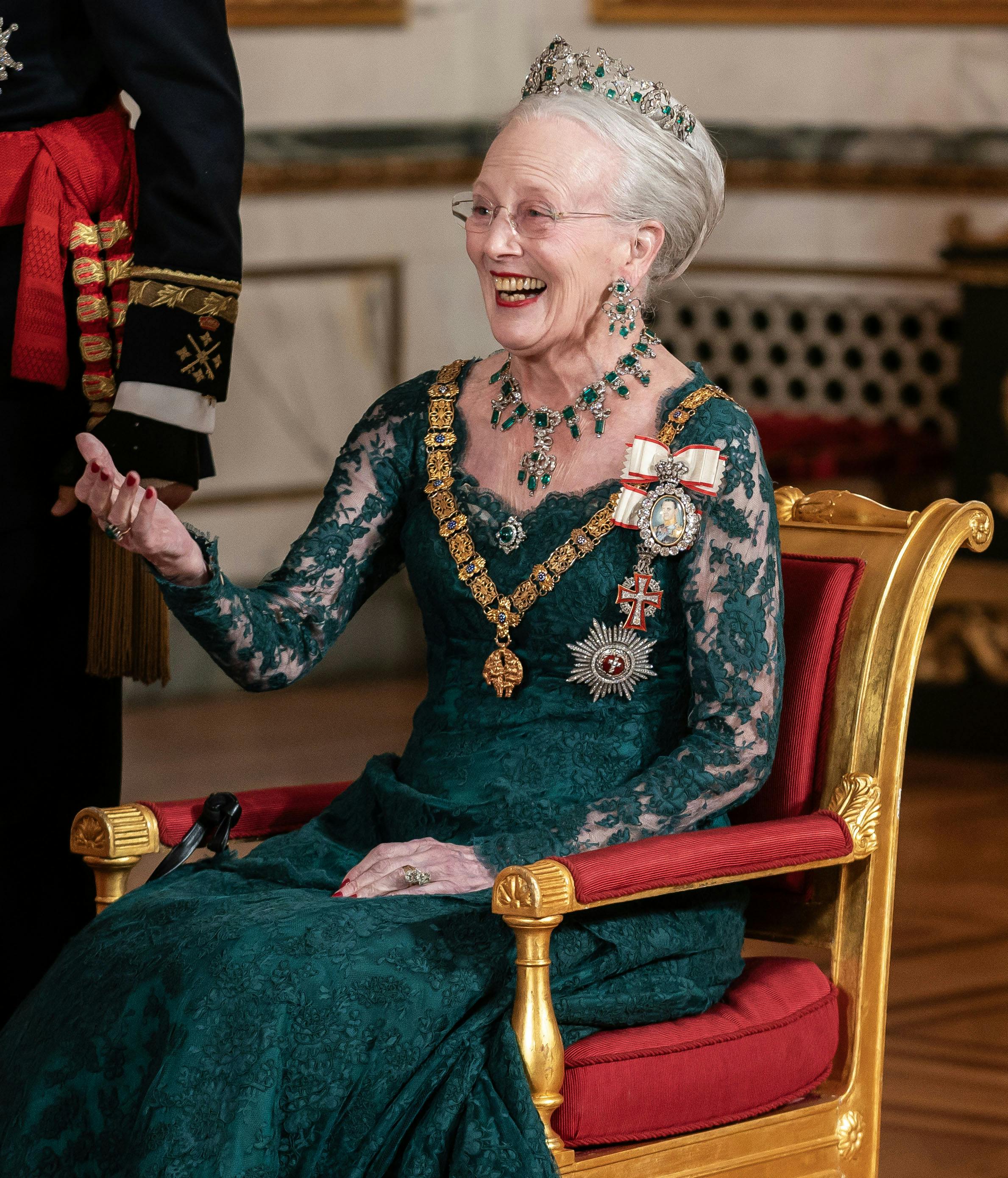 Dronning Margrethe bar selv det smukke smaragdsæt tilbage i november 2023, da det spanske kongepar var på statsbesøg. 