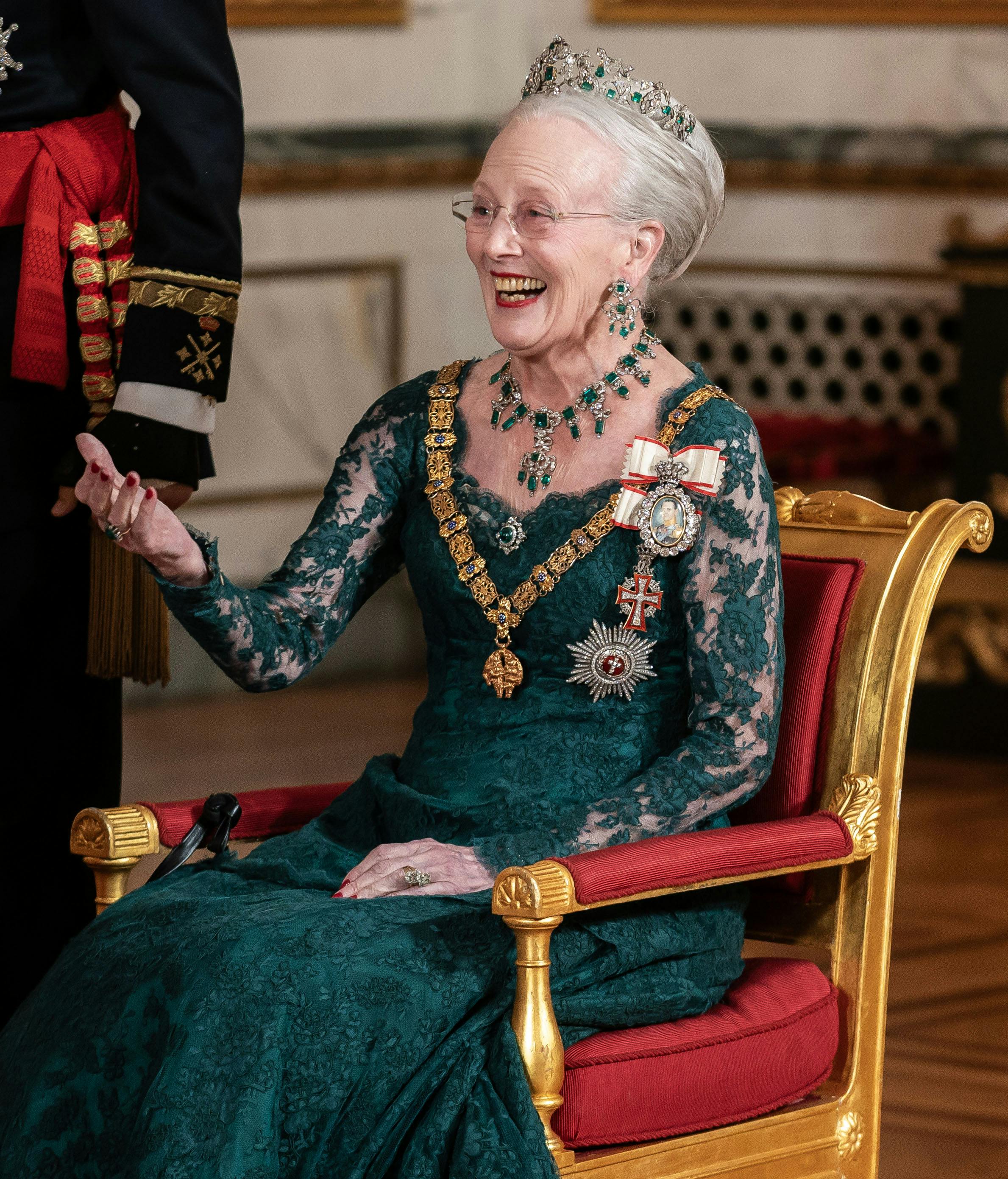 Dronning Margrethe bar selv det smukke smaragdsæt tilbage i november 2023, da det spanske kongepar var på statsbesøg.