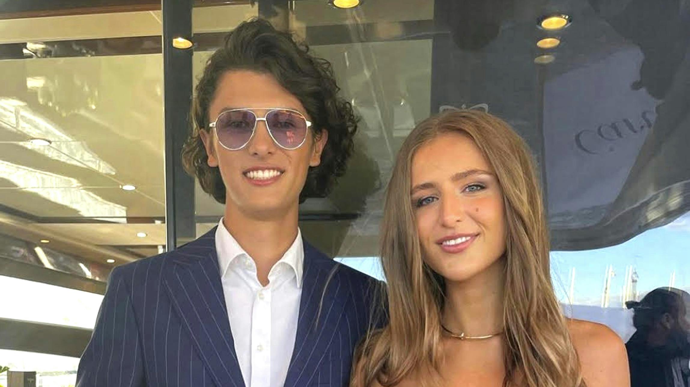 Grev Nikolai og Benedikte Thoustrup forstår begge at modellere tøj.