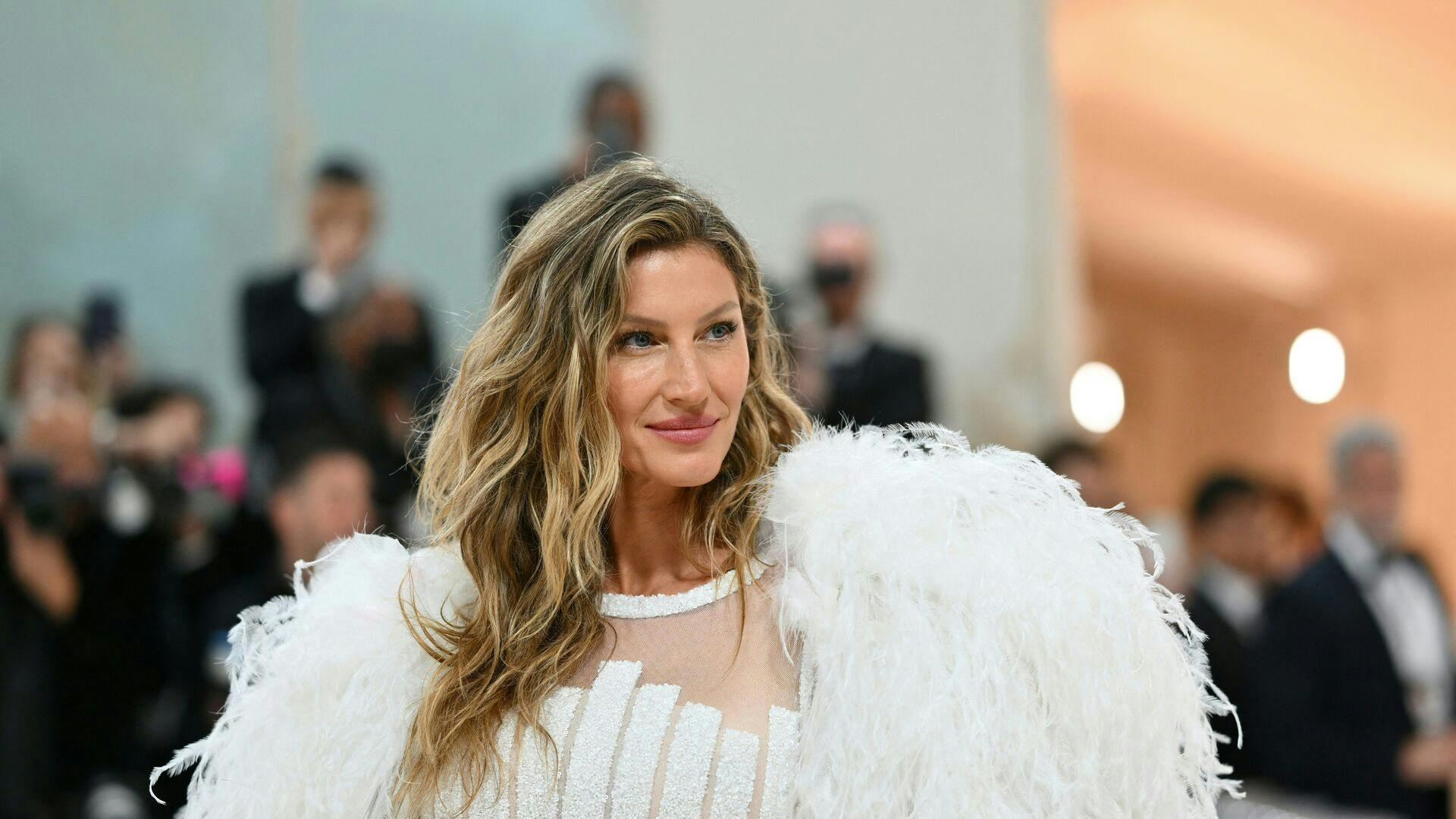 Brazilian model Gisele Bundchen arrives for the 2023 Met Gala at the Metropolitan Museum of Art on May 1, 2023, in New York. The Gala raises money for the Metropolitan Museum of Art's Costume Institute. The Gala's 2023 theme is âÄ?Karl Lagerfeld: A Line of Beauty.? Angela WEISS / AFP