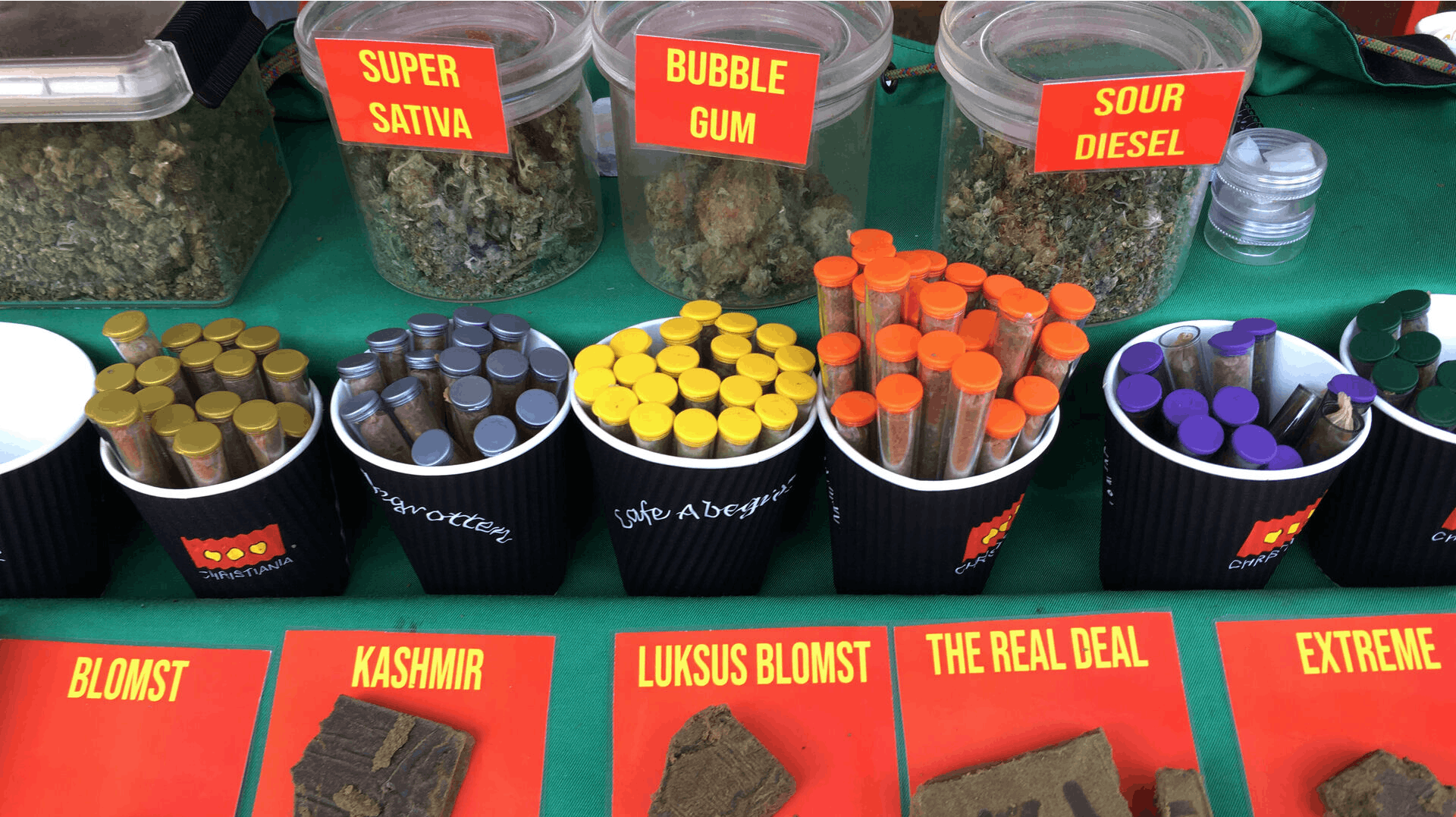 Hash, skunk og pot i en bod på Pusherstreet på Christiania.