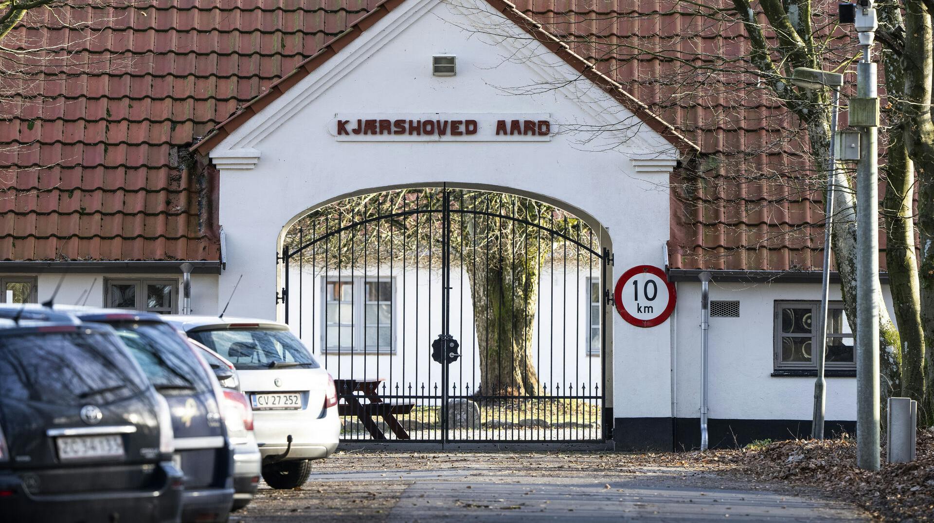 Folketingets Ombudsmand konkluderer i en pressemeddelelse, at sikkerhedssituationen og forholdene bør forbedres på Udrejsecenter Kærshovedgård.