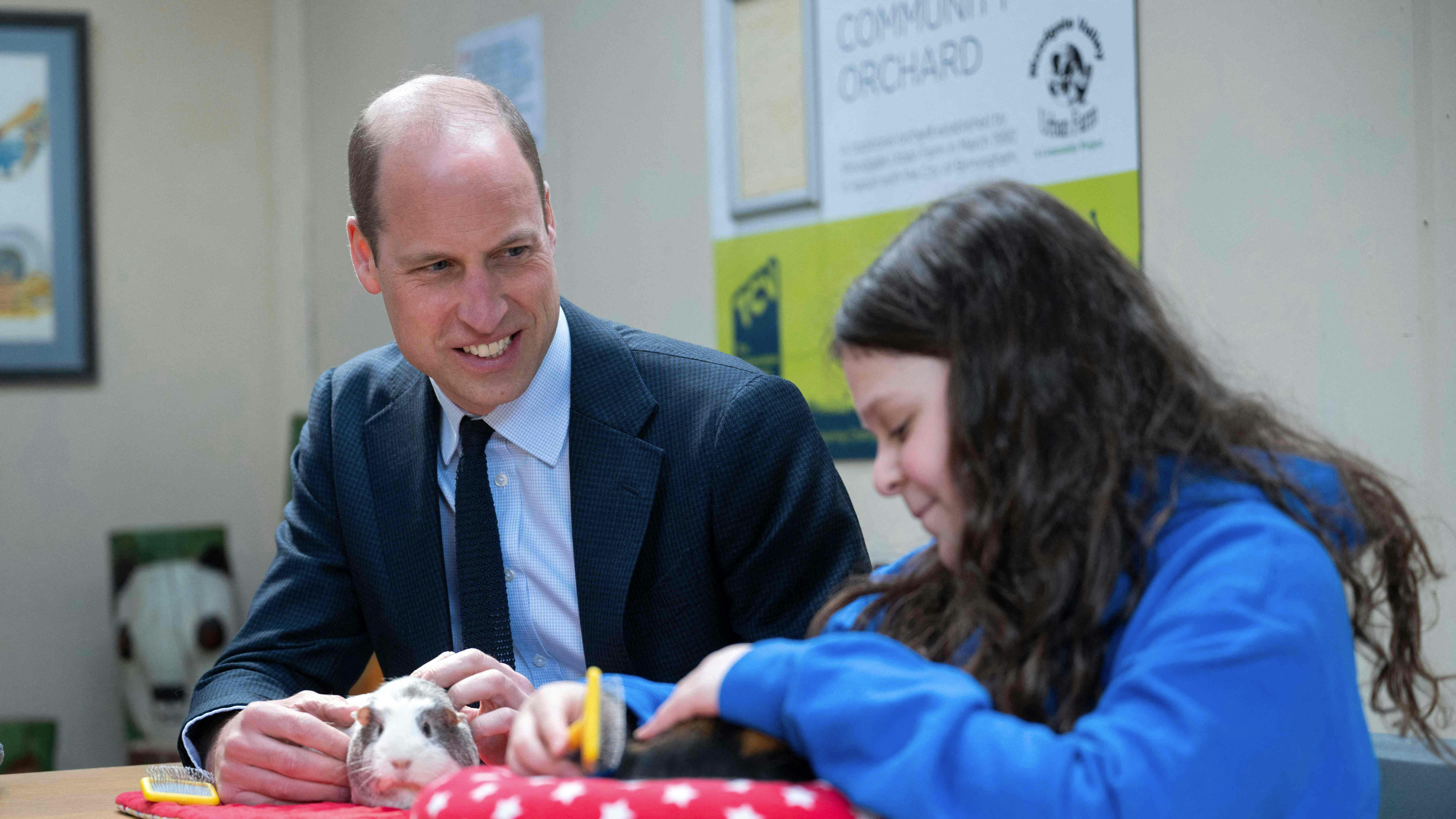 Selvom man er royal, slipper man ikke for at rengøre børnenes kæledyrsbure, afslører prins William. 