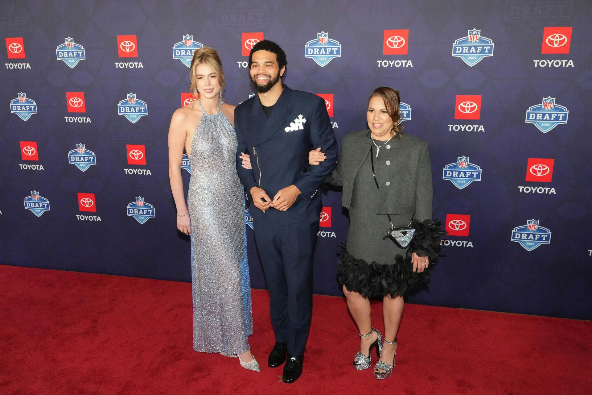 Caleb Williams ankom til NFL-draften torsdag i Detroit med sin mor og sin danske kæreste Alina Thyregod under armen.&nbsp;&nbsp;