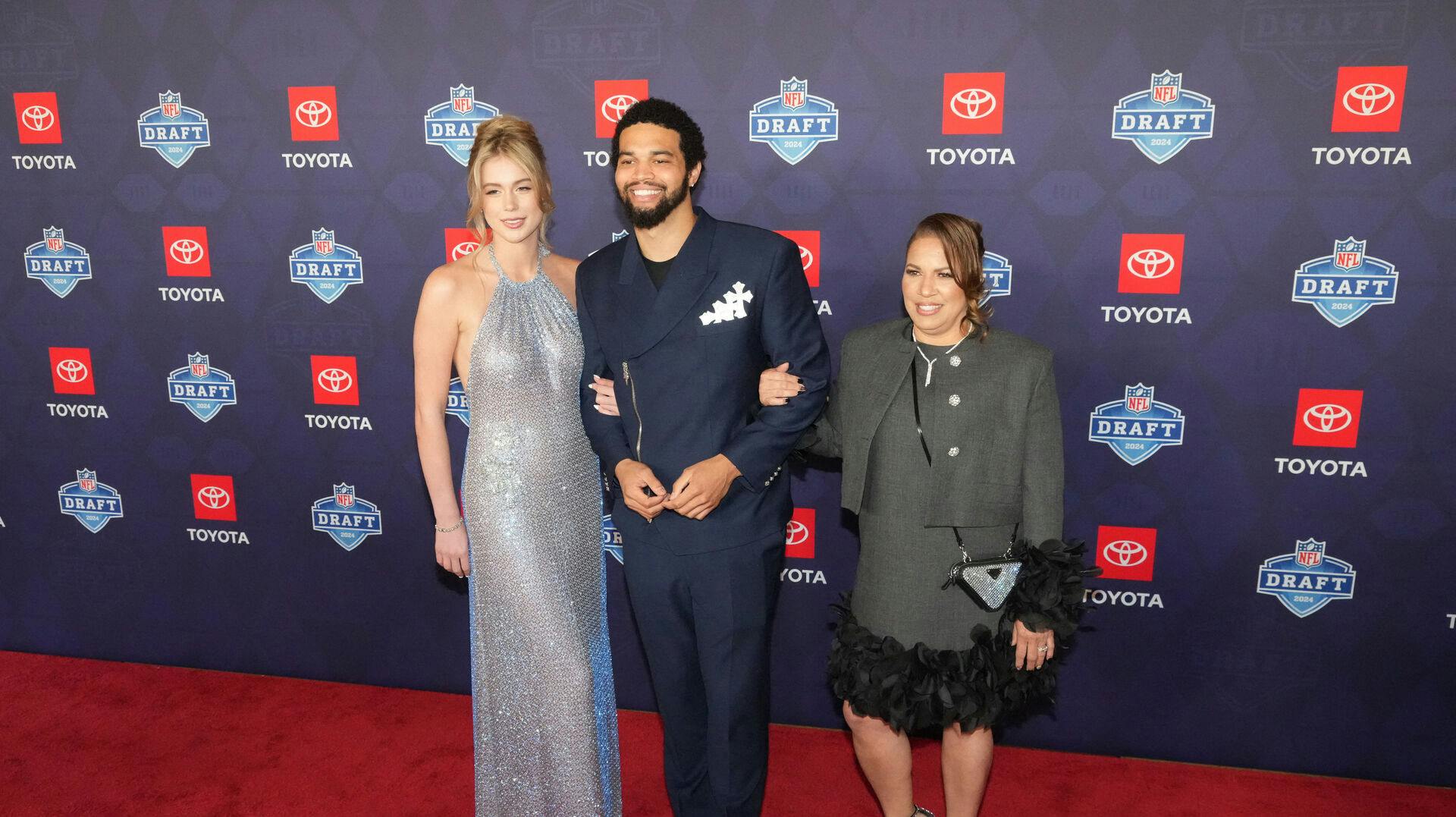 Caleb Williams ankom til NFL-draften torsdag i Detroit med sin mor og sin danske kæreste Alina Thyregod under armen.  