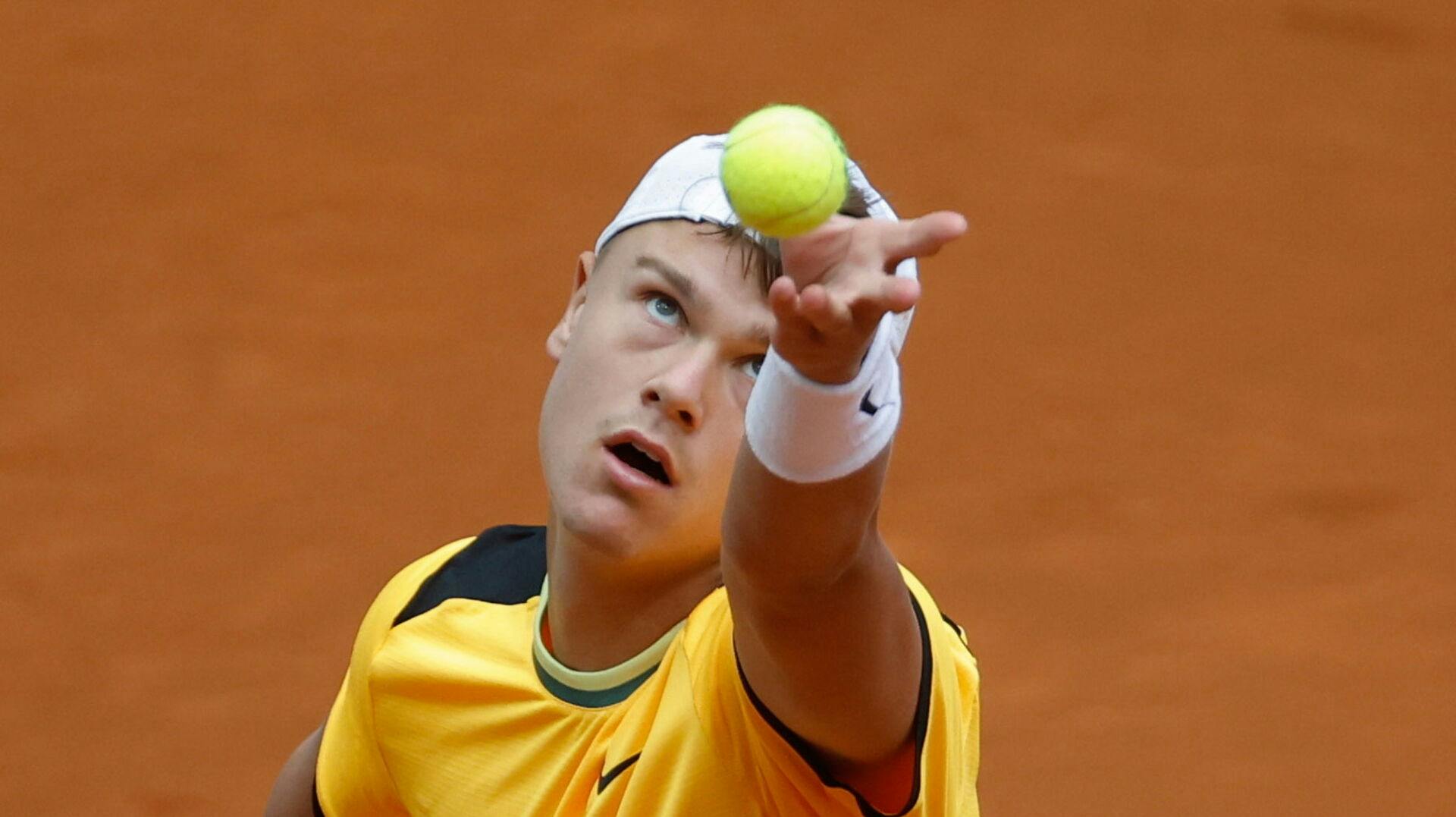 Holger Rune vinder fredag aften over den 23-årige argentiner Mariano Navone i første runde af ATP 1000-turneringen i Madrid. 