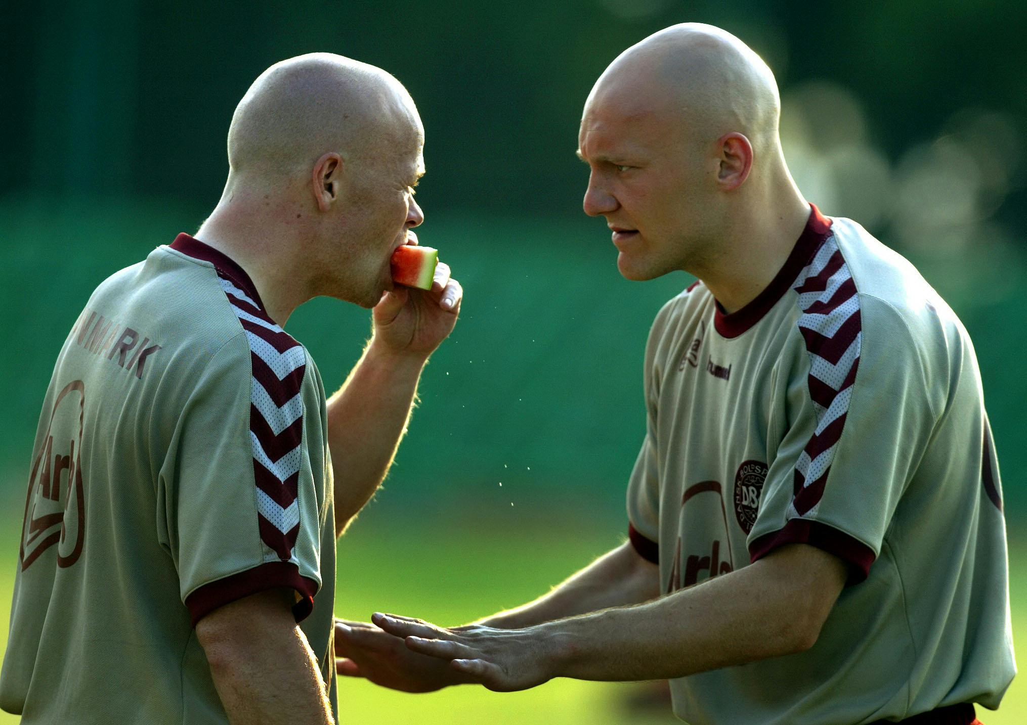 02.01.2004 POLFOTOLandsholdet i træningslejr i Wakayama i Japan op til VM fodbold i Korea/Japan. Stig Tøfting spiser melon mens Thomas Gravesen diskuterer.Polfoto *** Local Caption *** Fodboldspiller Thomas Gravesen og Stig Tøfting (spiser melon) - landsholdet i træningslejr i Japan