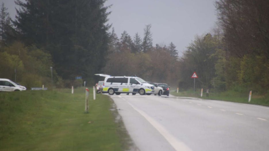 Politiet valgte at spærre vejen totalt, mens redningspersonalet forsøgte at redde de to skadede ud af bilerne.