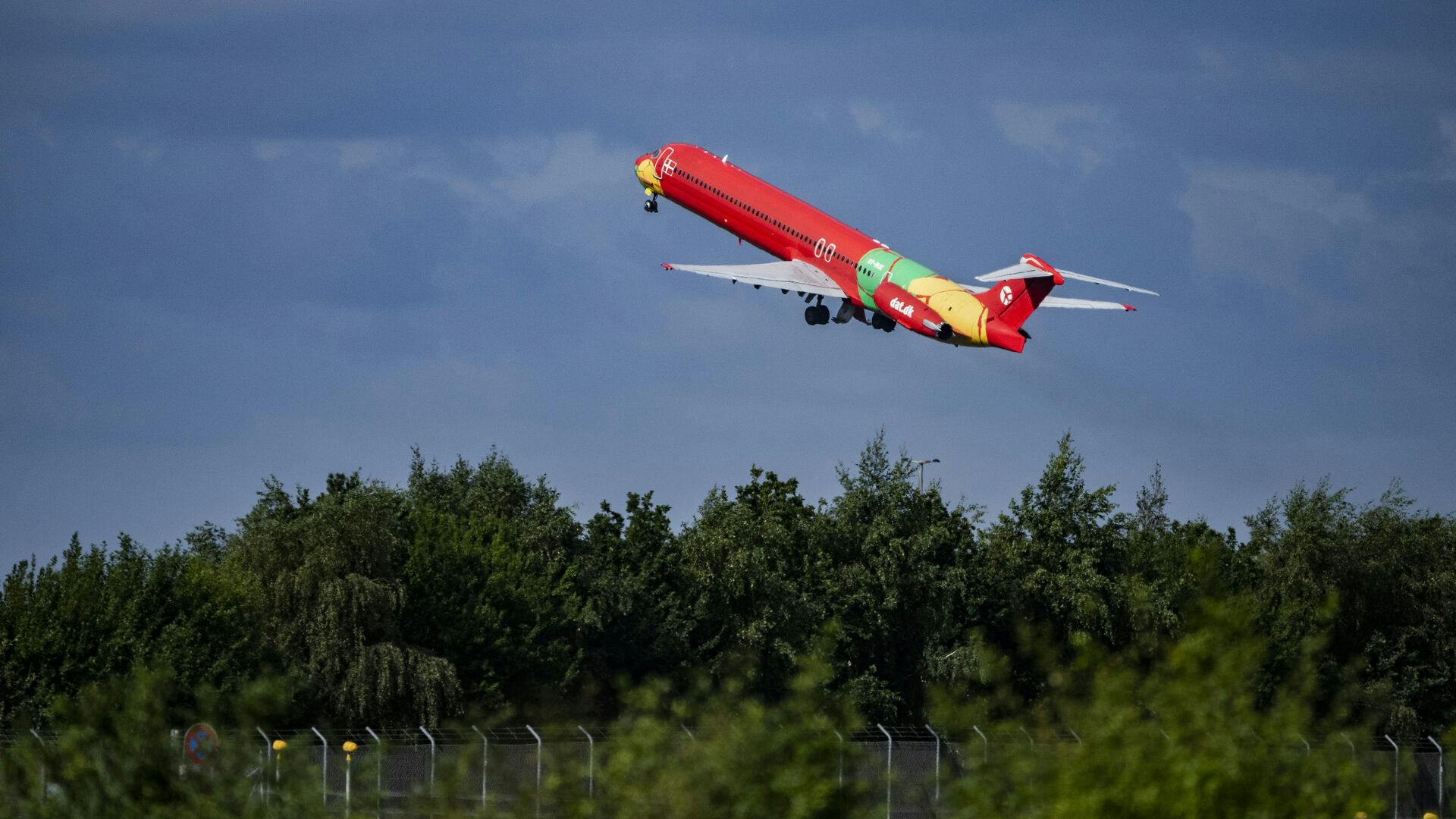 Flyselskabet Danish Air Transport har på grund af et årligt underskud på 18 millioner kroner overvejet at lukke flyruten mellem Rønne og København.