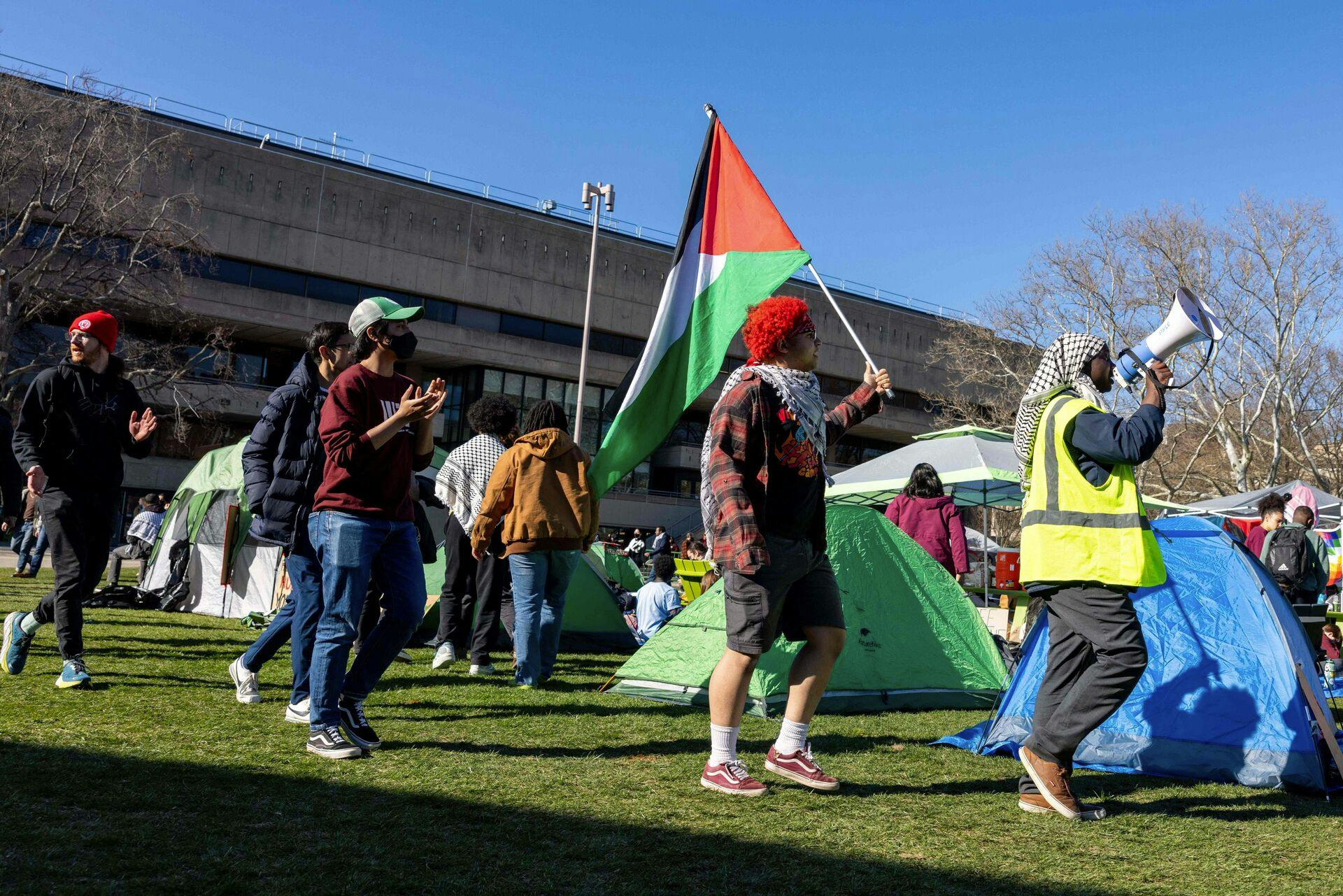 Omkring 100 personer blev tilbageholdt, da politiet ryddede en pro-palæstinensisk protestlejr på et universitetcampus i Boston.