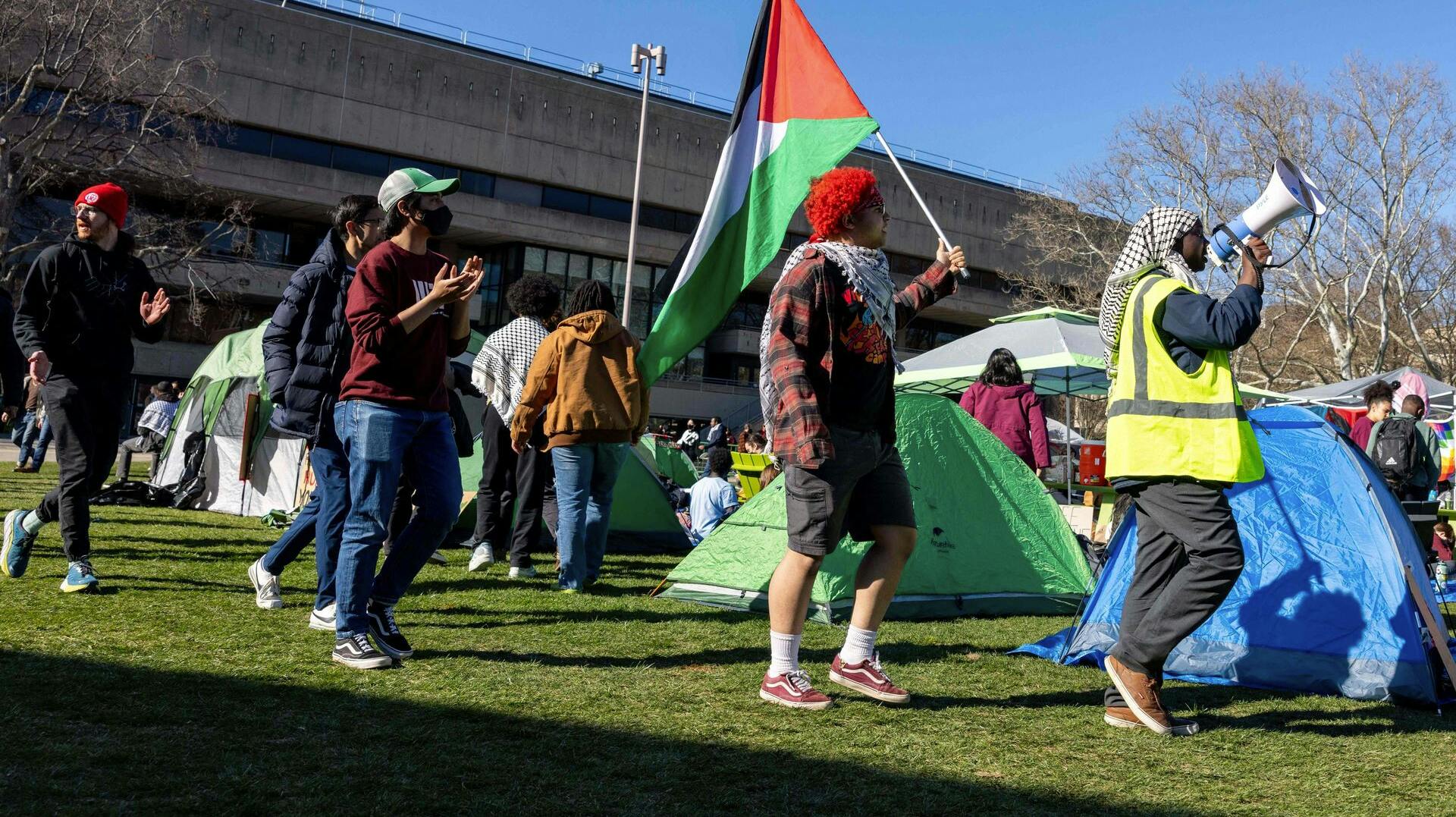 Omkring 100 personer blev tilbageholdt, da politiet ryddede en pro-palæstinensisk protestlejr på et universitetcampus i Boston.