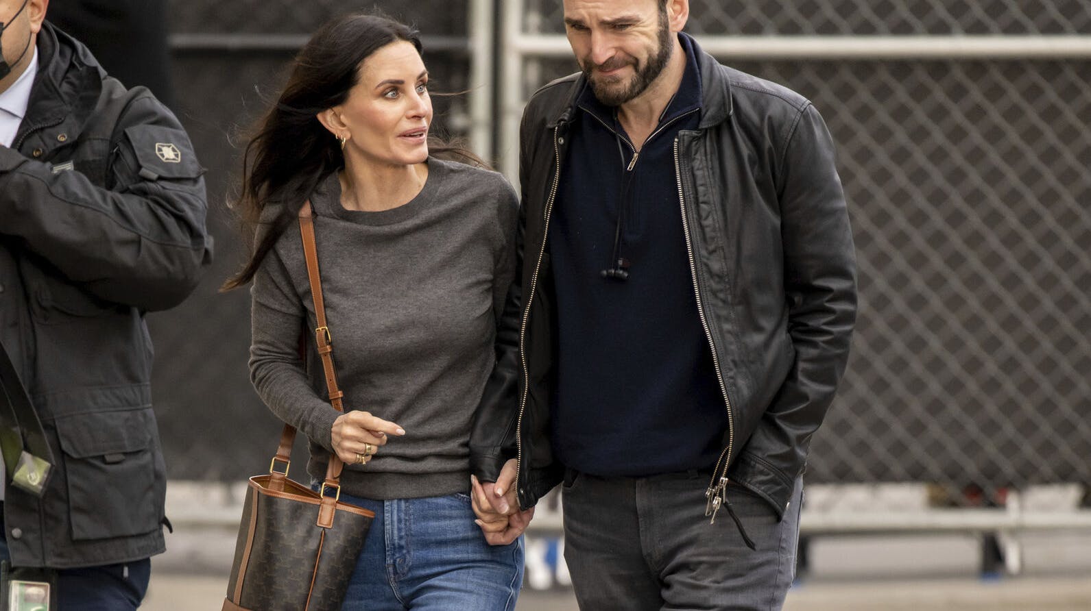 Courteney Cox og Johnny McDaid på vej til talkhow i Los Angeles en februardag i 2023.