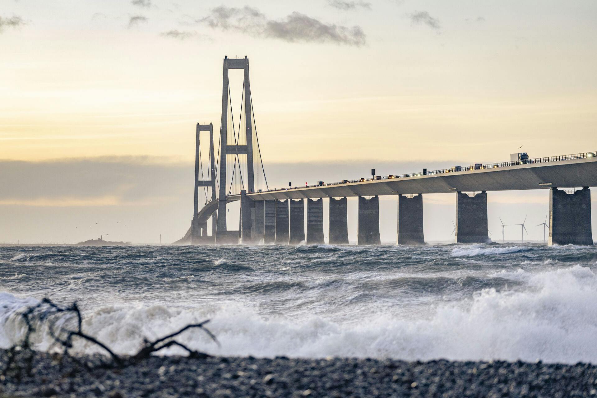 Storebæltsbroen fra Sjælland, fredag den 22. december 2023. Kødannelse efter uheld på Storebæltsbroen. Storebæltsbroen har været lukket tidligere på dagen i forbindelse med stormen Pia. (Foto: Thomas Traasdahl/Scanpix 2023)