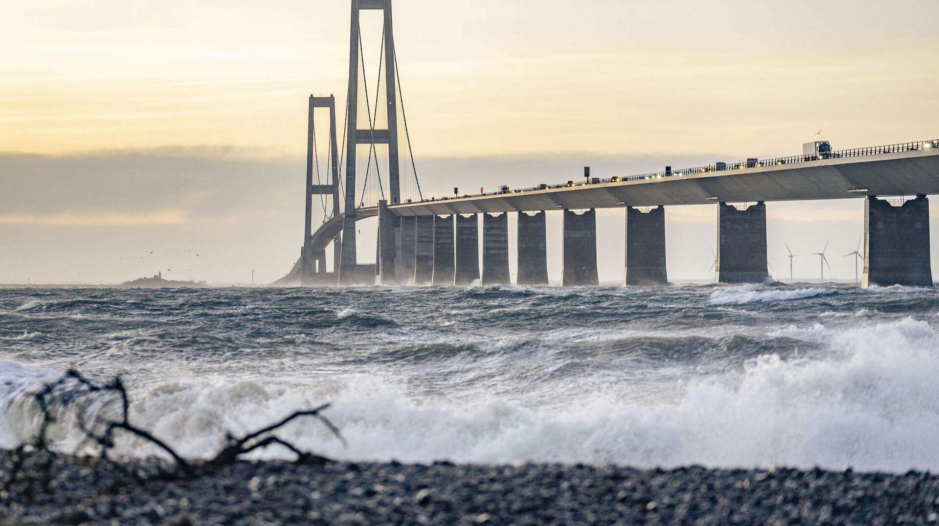 Storebæltsbroen fra Sjælland, fredag den 22. december 2023. Kødannelse efter uheld på Storebæltsbroen. Storebæltsbroen har været lukket tidligere på dagen i forbindelse med stormen Pia. (Foto: Thomas Traasdahl/Scanpix 2023)