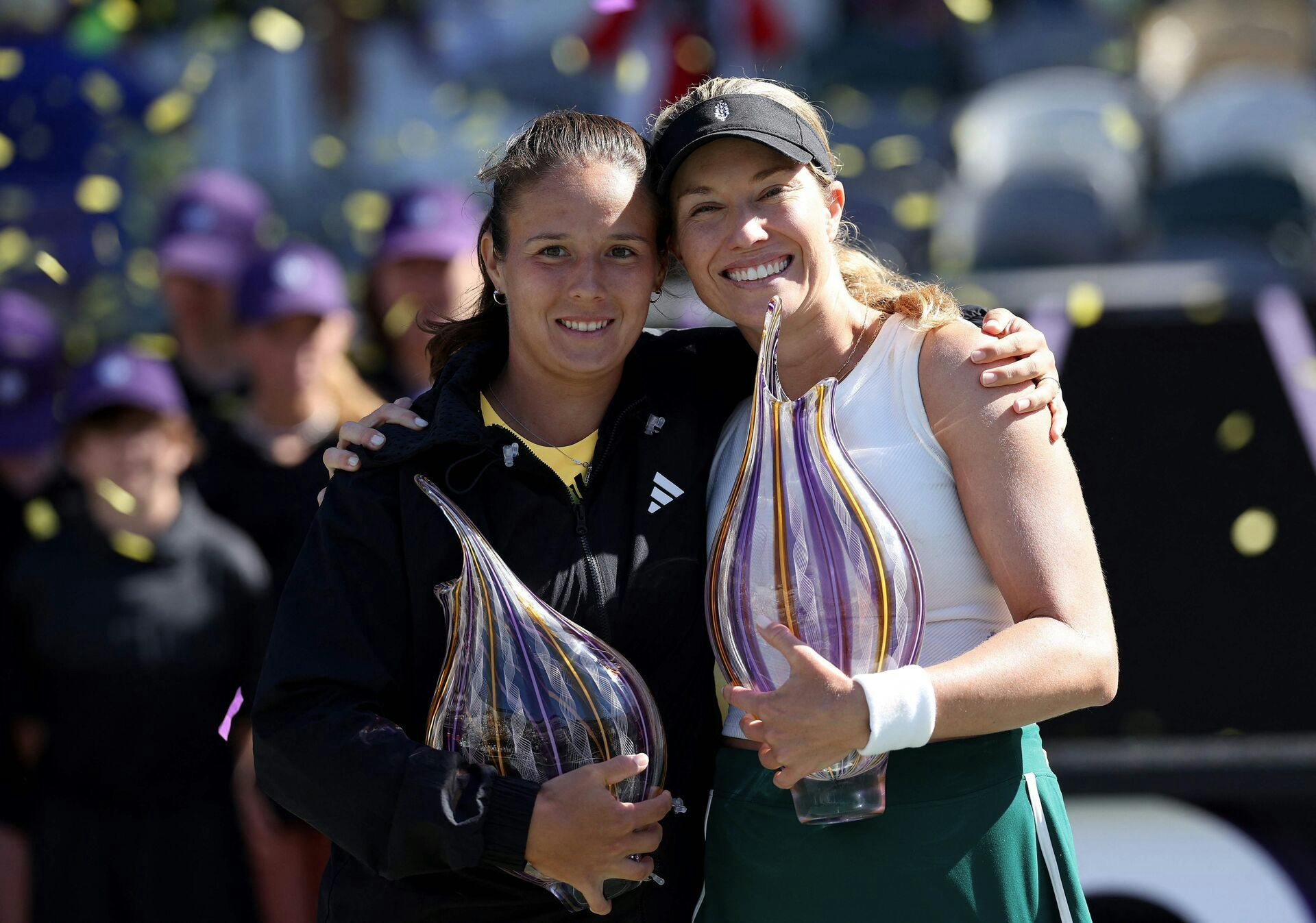 Kasatkina (tv) har gang i en flot sæson. I marts nåede hun finalen i 500-turneringen i Charleston, hvor amerikanske Danielle Collins (th) dog var for stor en mundfuld for russeren.&nbsp;&nbsp;