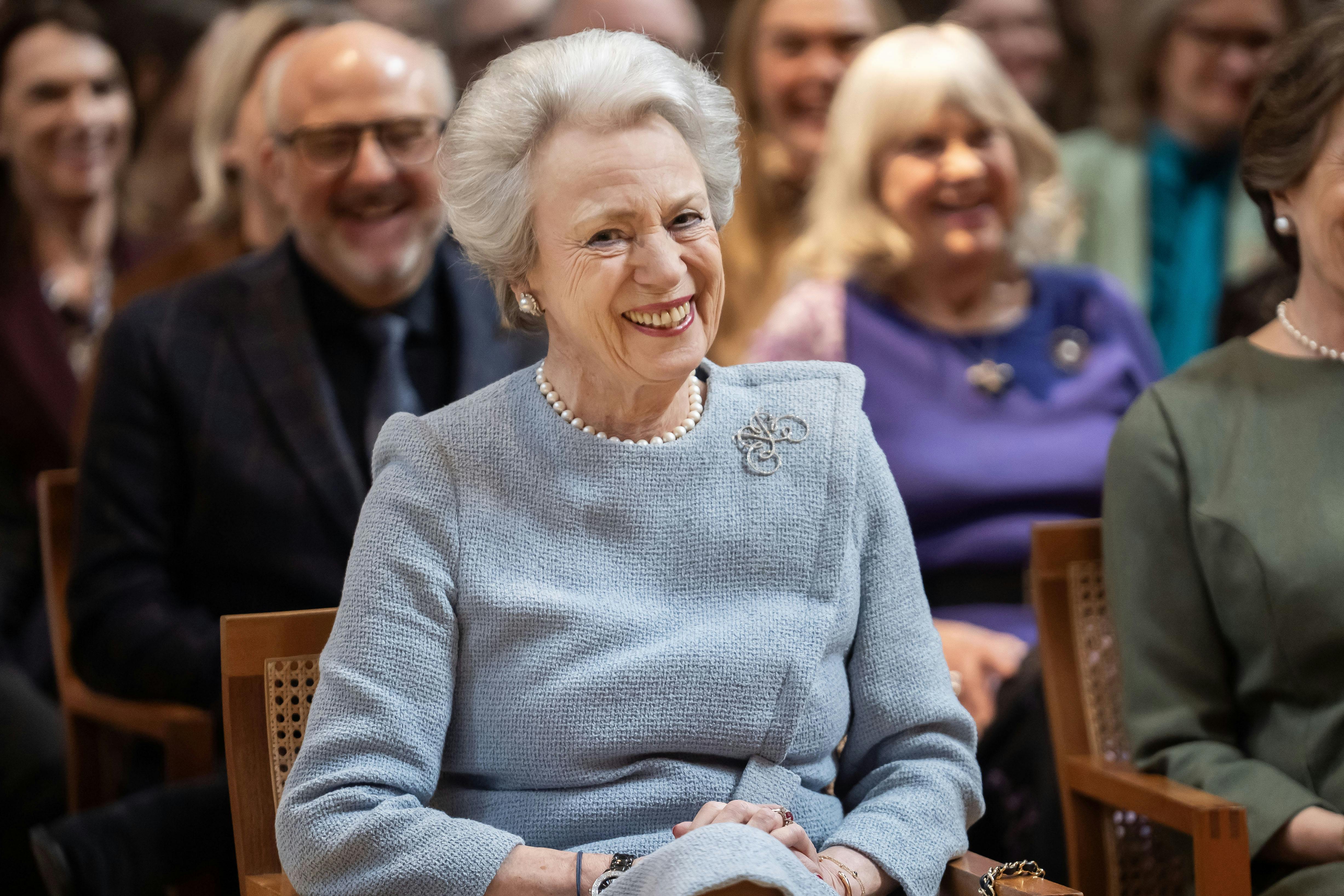 Prinsesse Benedikte skal finde plads i vitrineskabet, for hun har fået en helt særlig gave.