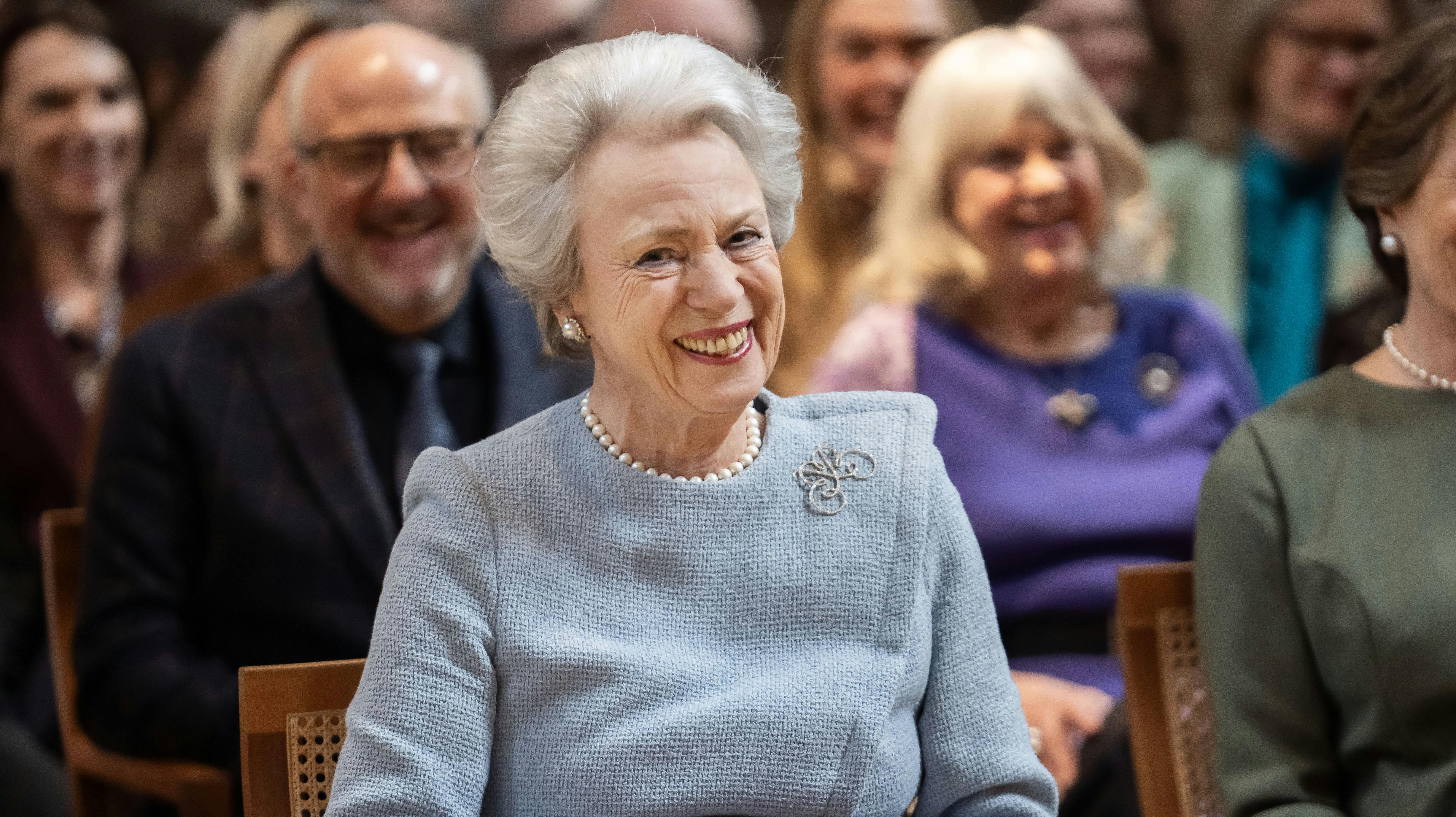 Prinsesse Benedikte skal finde plads i vitrineskabet, for hun har fået en helt særlig gave.