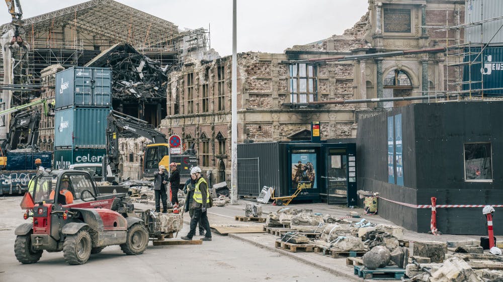Nu, hvor Børsen ikke længere brænder, arbejdes der på at stabilisere bygningen, så den ikke styrter yderligere sammen. (Arkivfoto). 