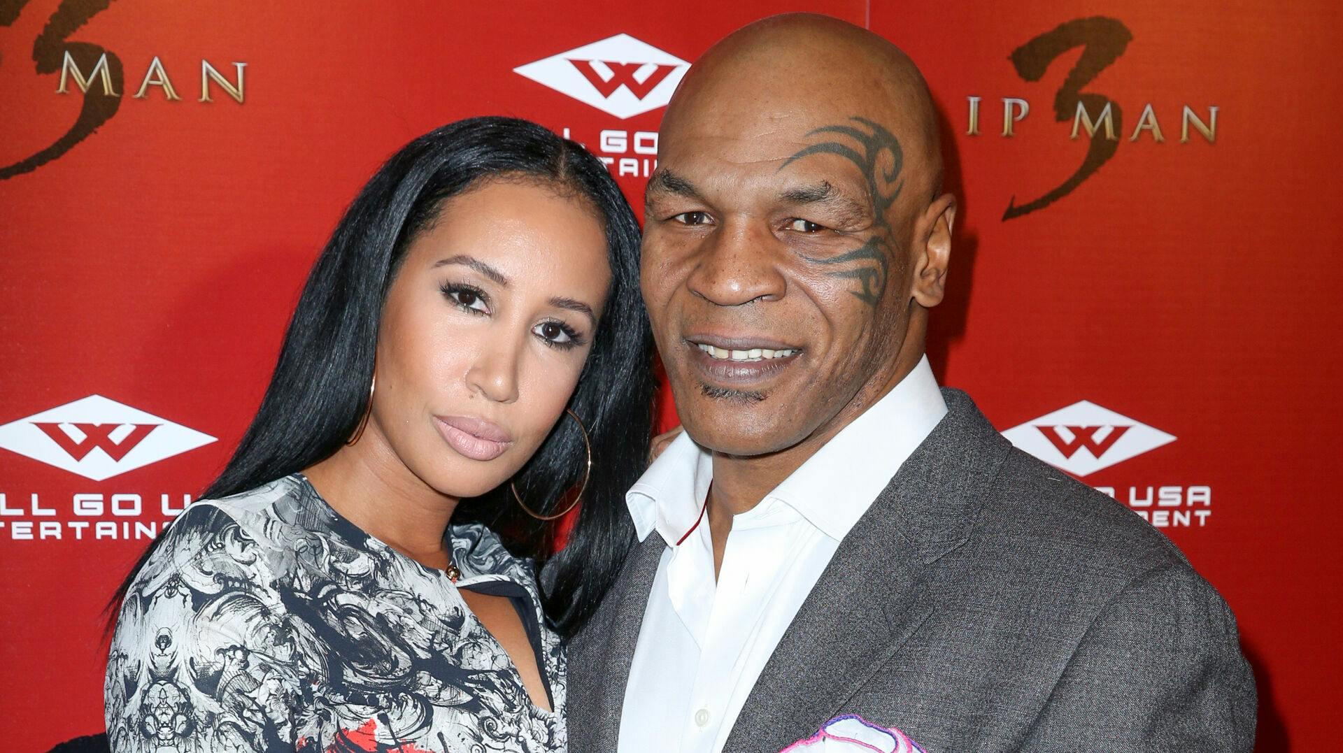 Mike Tyson og Lakiha Spicer holder en pause fra lagengymnastikken frem mod boksekampen. 