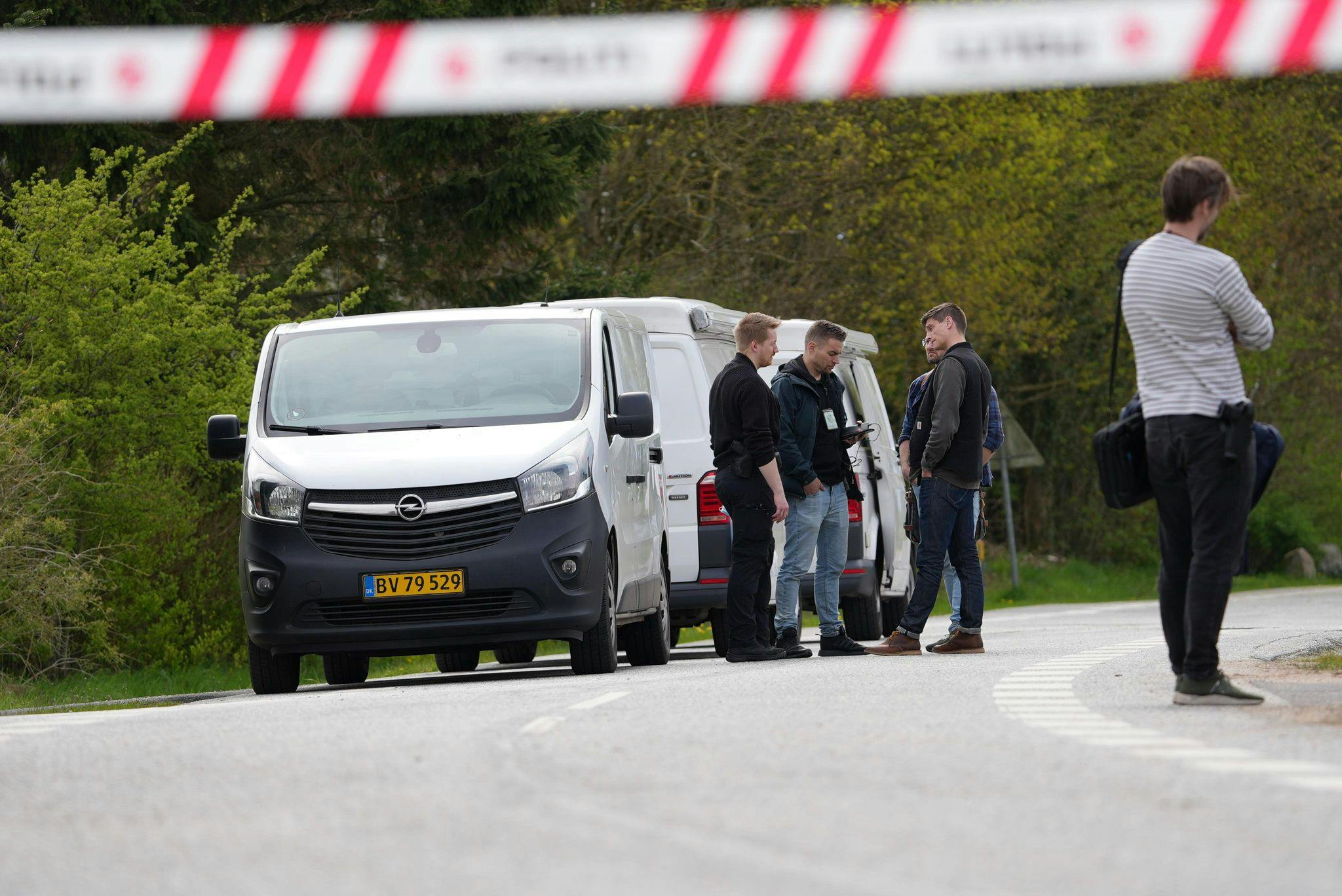 Politiet og deres efterforskere arbejder fortsat på den adresse i Hvirring ved Horsens, hvor der søndag blev fundet en afdød 44-årig mand - de mistænker, at der ligger en forbrydelse bag dødsfaldet.