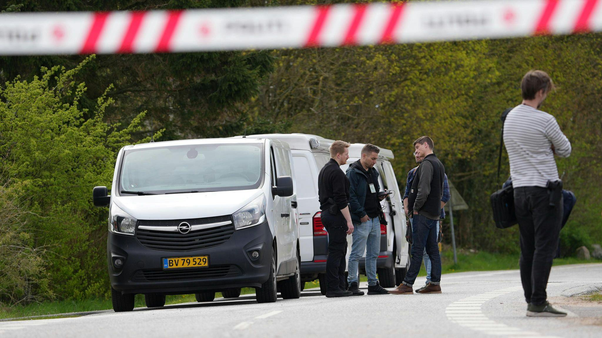 Politiet og deres efterforskere arbejder fortsat på den adresse i Hvirring ved Horsens, hvor der søndag blev fundet en afdød 44-årig mand - de mistænker, at der ligger en forbrydelse bag dødsfaldet.