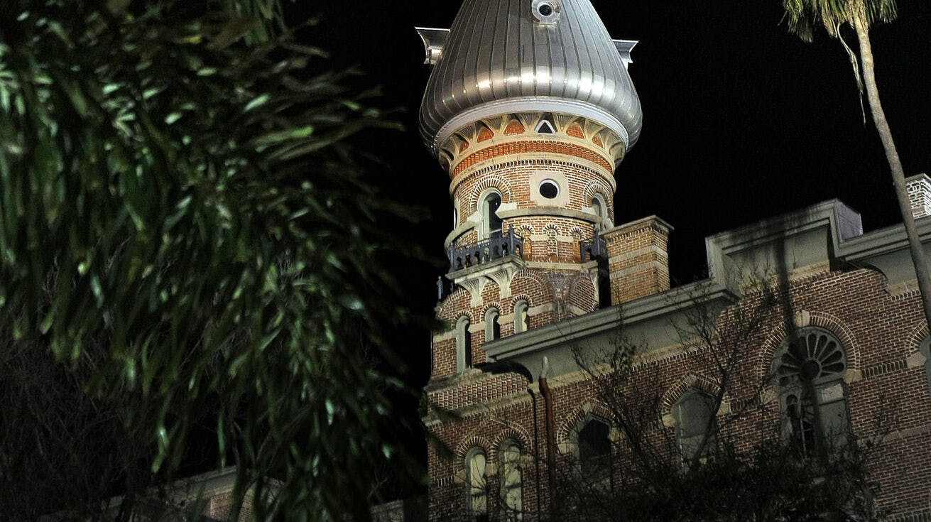 Et nyfødt barn er blevet fundet død på University of Tampa i Florida.
