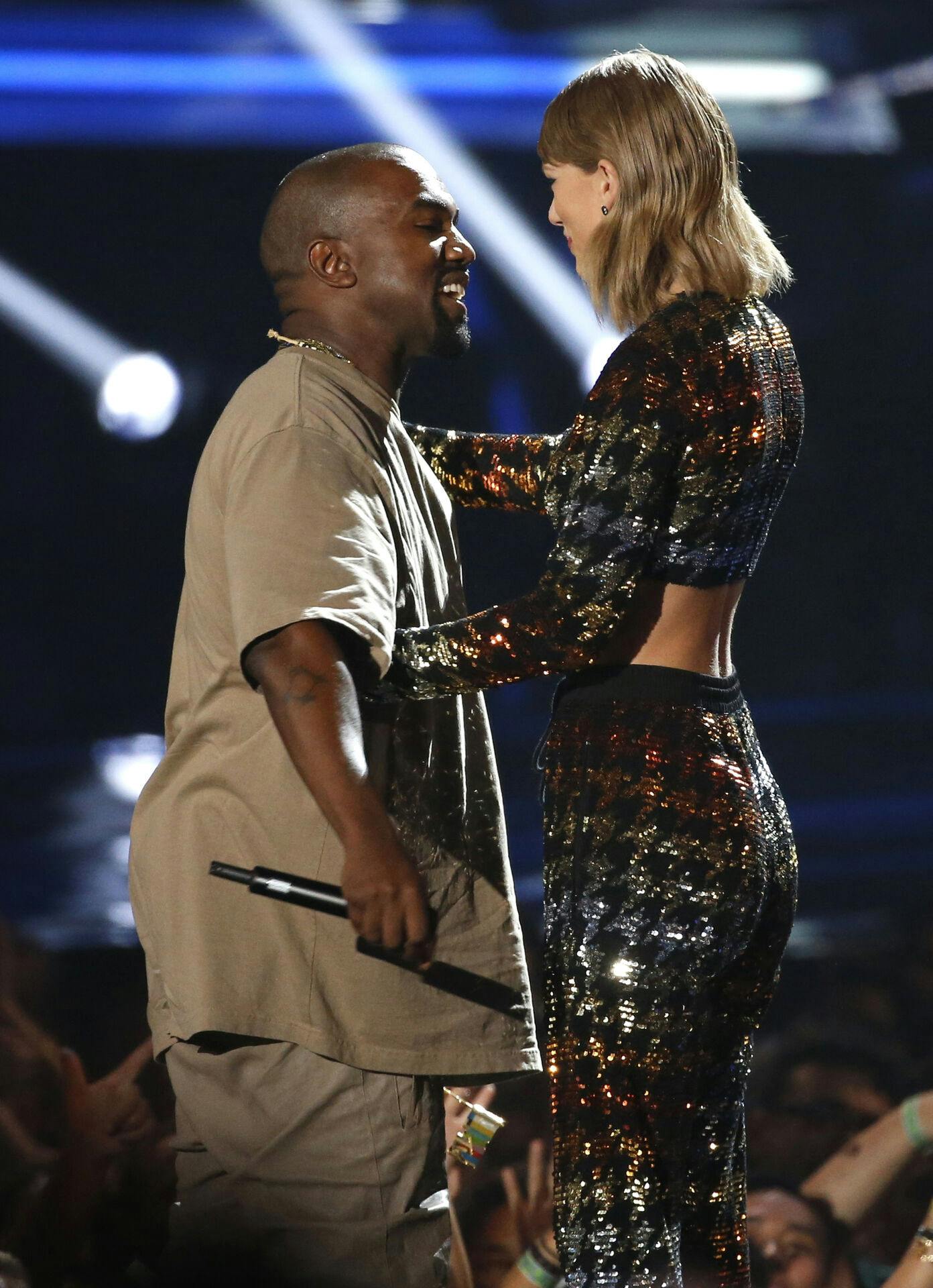 Stemningen var noget bedre, da Taylor Swift i 2015 overrakte The Video Vanguard Award til Kanye West til årets MTV Video Music Awards i Los Angeles, Californien.