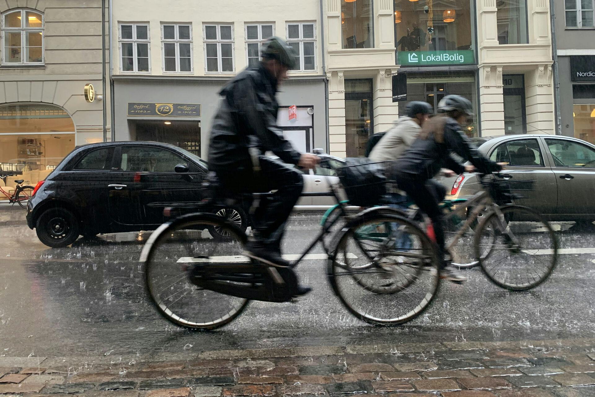 Det viser sig, at behovet for ikke at møde våd op på arbejdet, er en dårlig undskyldning for ikke at tage cyklen. Blot 5,1 procent af cykelturene til og fra job i Aalborg er de ti seneste år foregået i regn. I Aarhus, Odense og København er det tal endda 