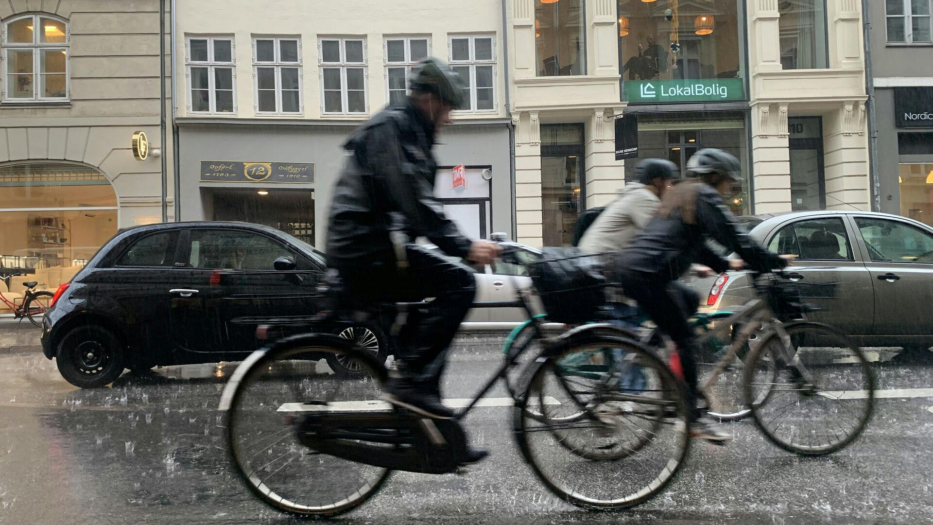 Kraftig regn i St. Kongensgade i København sidst på eftermiddagen onsdag den 1. juni 2022. DMI har varslet risiko for lokale skybrud og torden på valgdagen, hvor Danmark skal afgøre forsvarsforbeholdets fremtid.. (Foto: Kristian Djurhuus/Ritzau Scanpix)