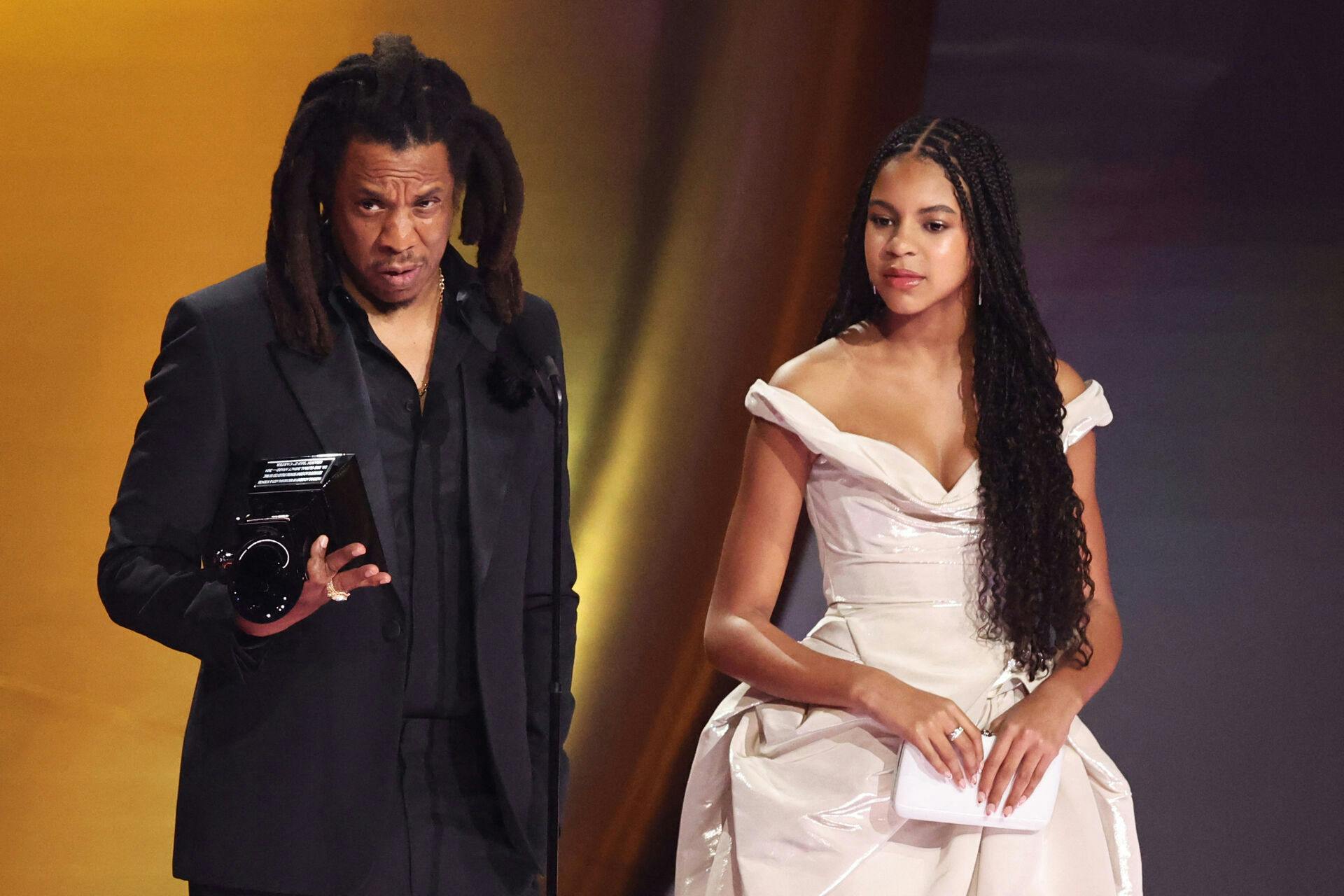 Blue Ivy Carter dukkede op på scenen til årets Grammy-uddeling med sin far, rapperen Jay-Z.