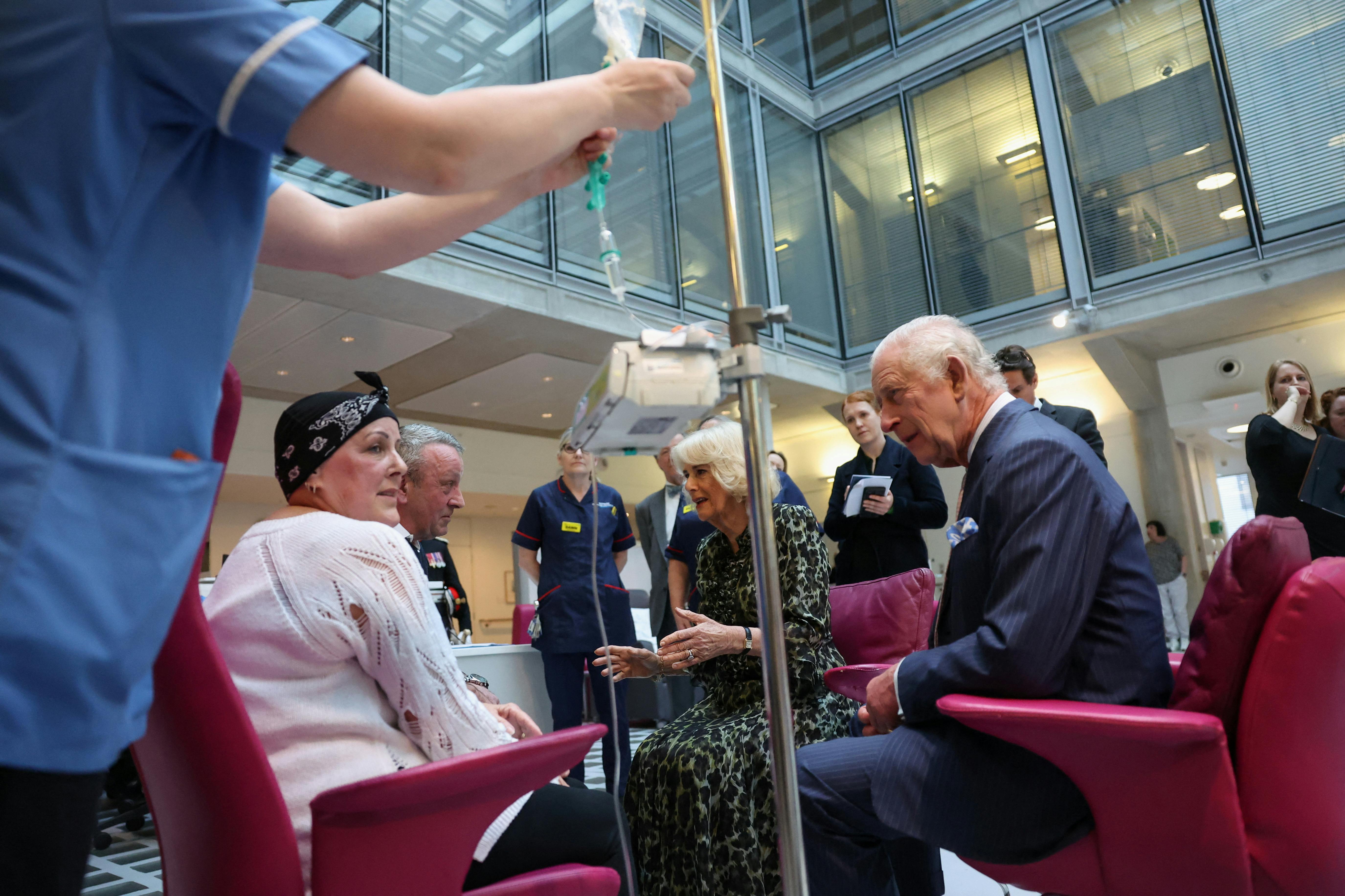 Kong Charles og dronning Camilla får sig en snak med nogle af patienterne på University College Hospital Macmillan Cancer Centre.