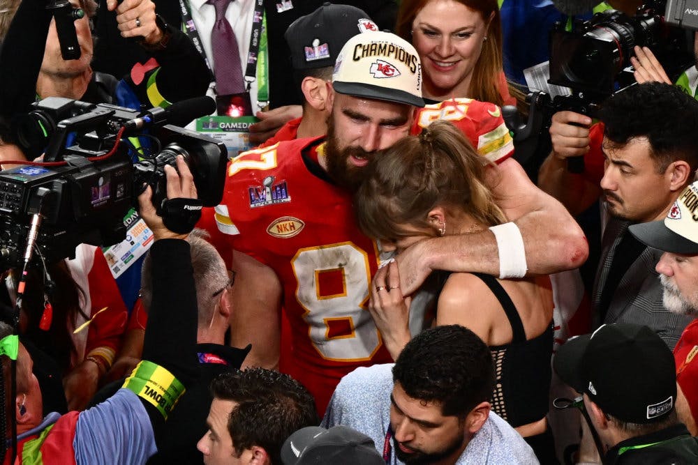 Travis Kelce fejrede slutkampen i NFL, Super Bowl, med sin kæreste Taylor Swift. Kansas City Chiefs genvandt titlen med en sejr på 25-22 over San Francisco 49ers i februar.&nbsp;&nbsp;