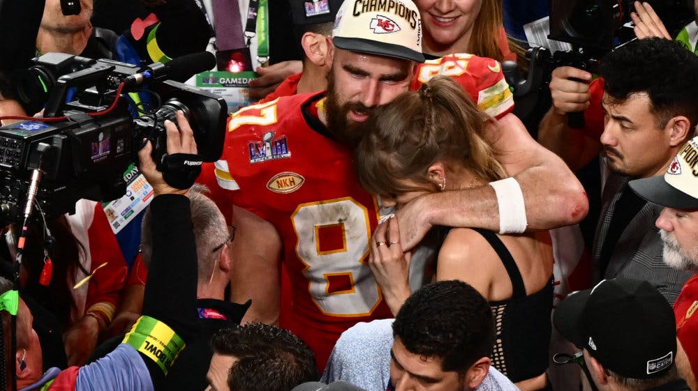 Travis Kelce fejrede slutkampen i NFL, Super Bowl, med sin kæreste Taylor Swift. Kansas City Chiefs genvandt titlen med en sejr på 25-22 over San Francisco 49ers i februar. 