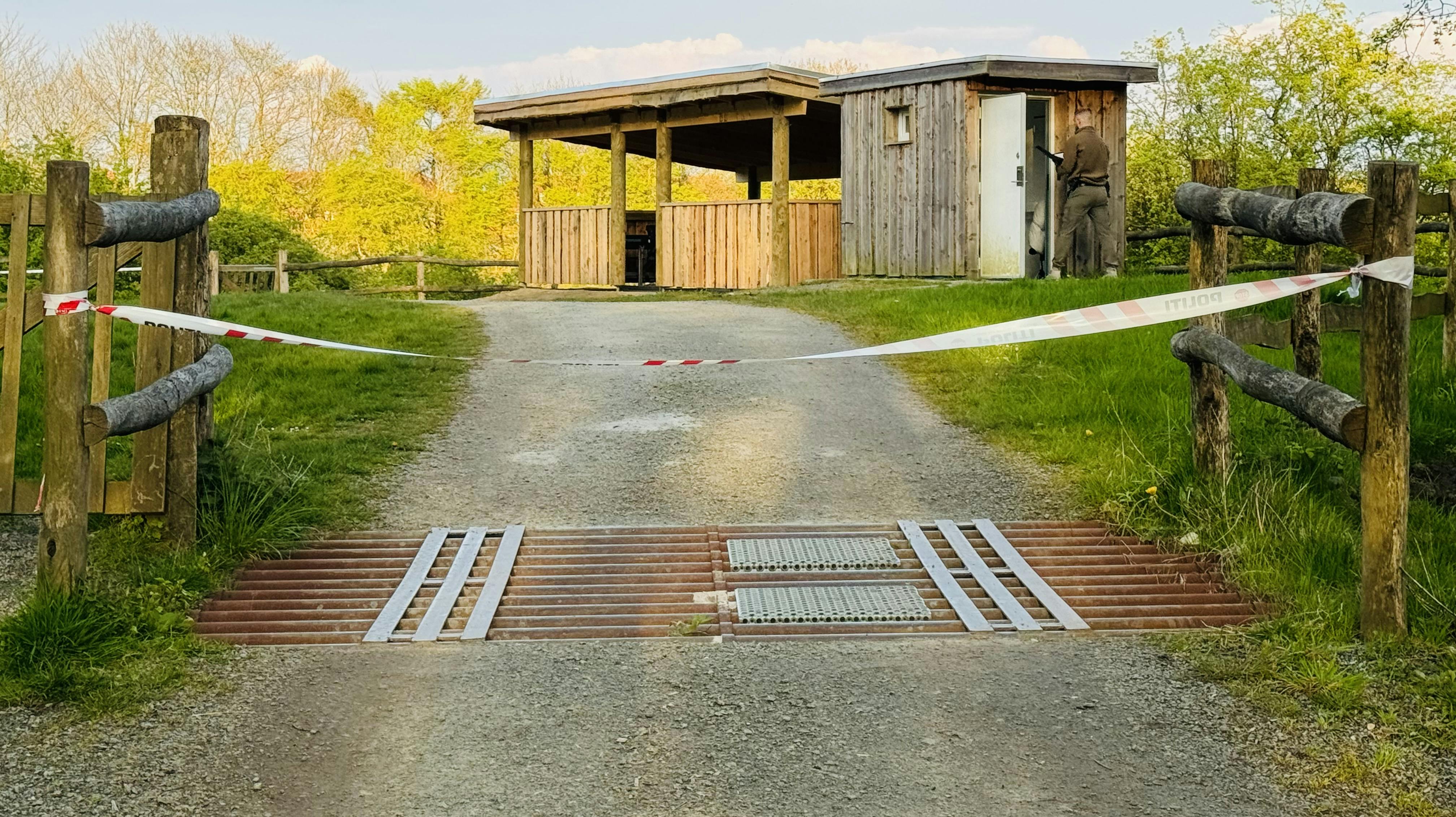 Politiet rykkede mandag ud til Madsby Legepark i Fredericia. En 22-årig mand sigtes i den forbindelse for drabsforsøg, da han angiveligt forsøgte at kvæle sin mor.