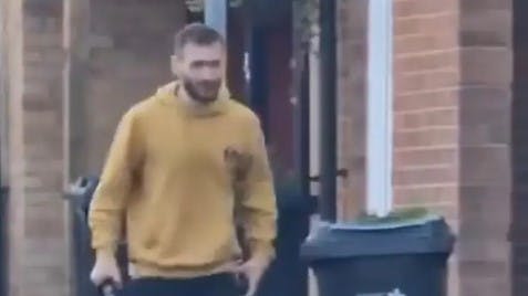 En mand har angiveligt angrebet flere personer med et samuraisværd ved en metrostation i London. Flere personer skulle være kommet alvorligt til skade.