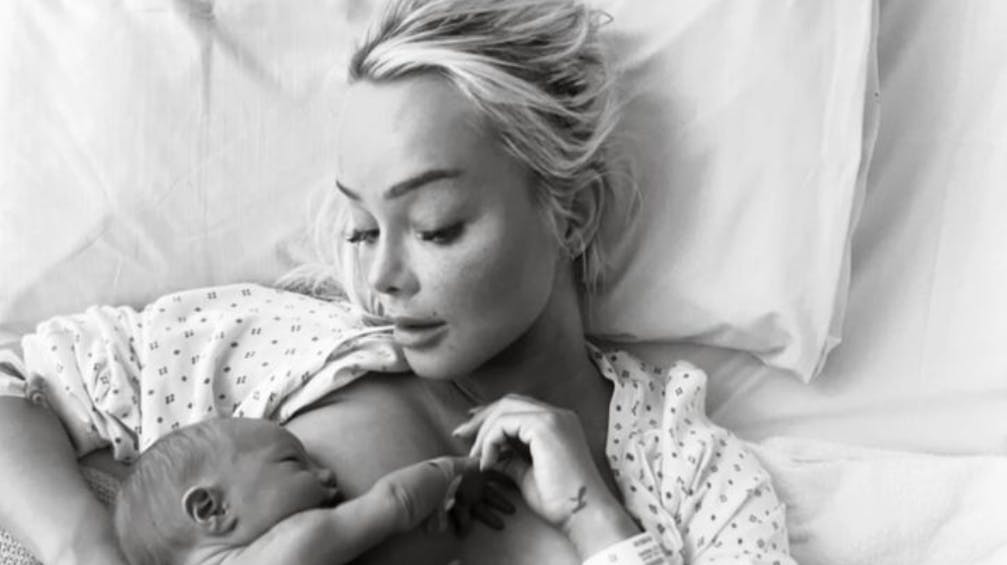 Sophie Elise Isachsen delte nyheden med dette foto af sig selv og sønnen, som lige nu blot kaldes H.