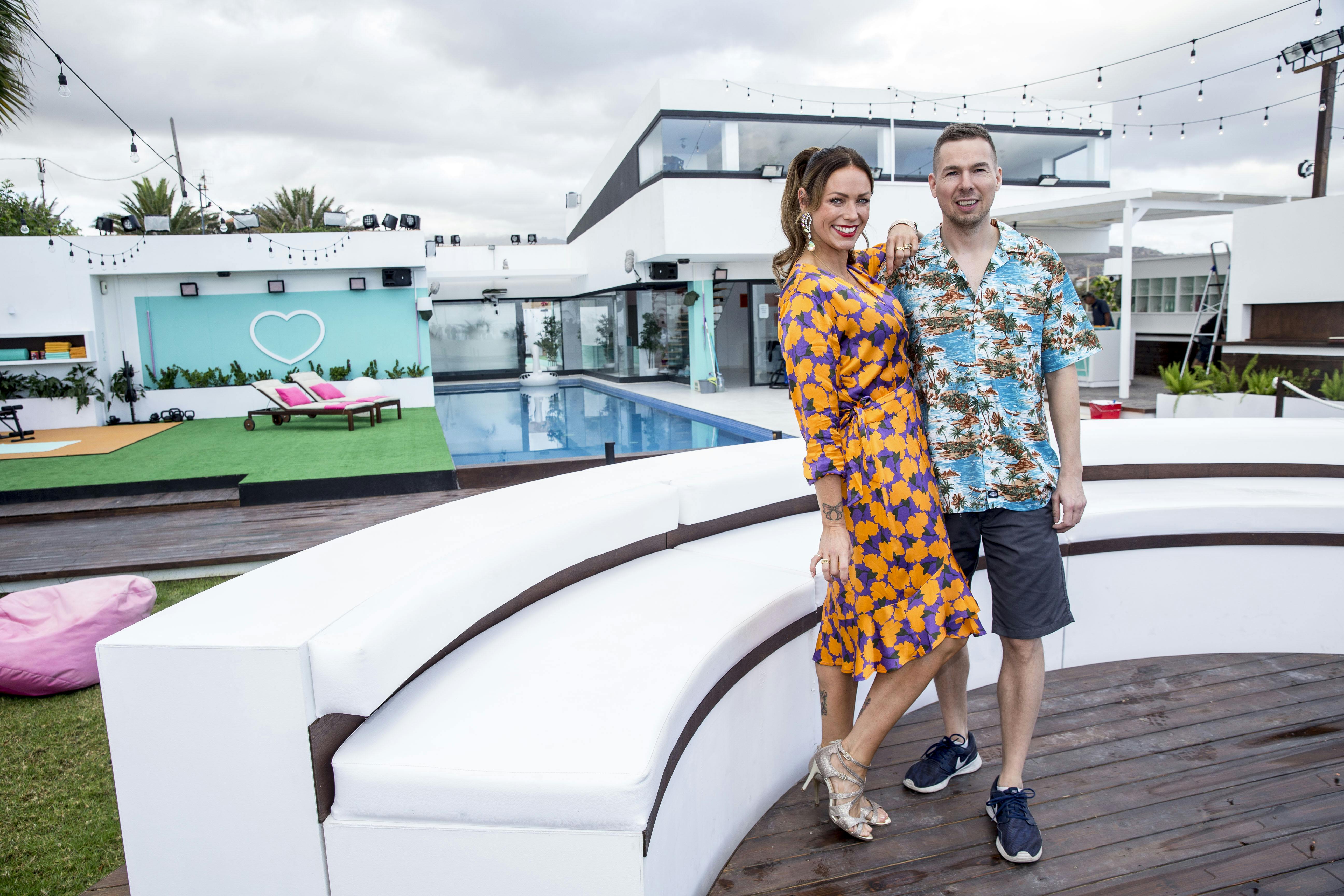 Lisbeth Østergaard og Dan Andersen ved "Love Island"-villaen i 2018. Næste år vender programmet tilbage på skærmen.
