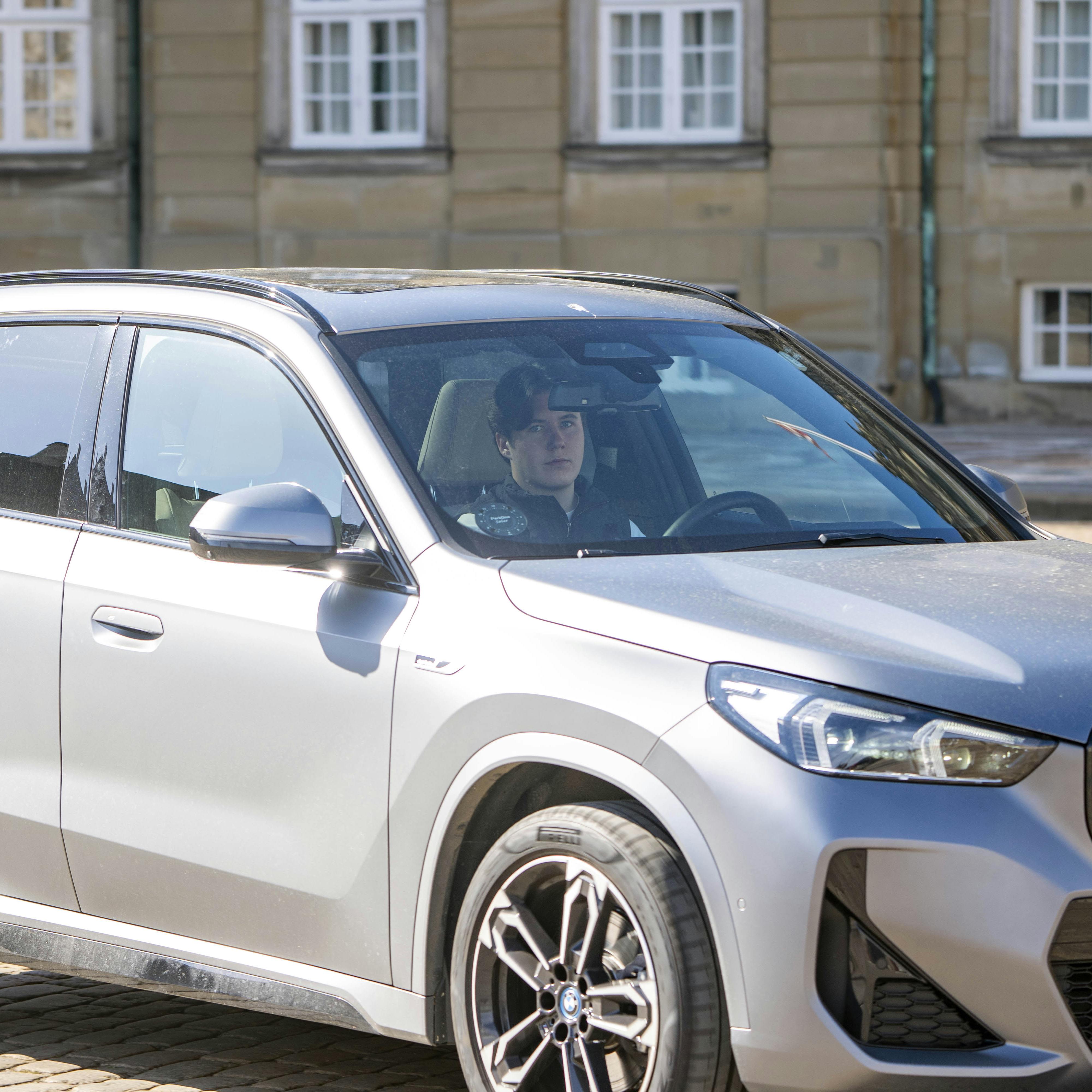 Kronprins Christian er godt kørende i sin BMW – men har han ikke glemt noget?