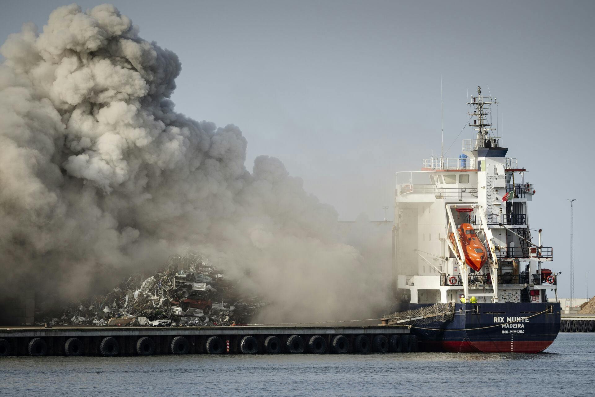 Der drev en stor mænge røg ind over Køge by tirsdag, da der var brand i et skib, der havde lagt til kaj ud for Nordhavnsvej.