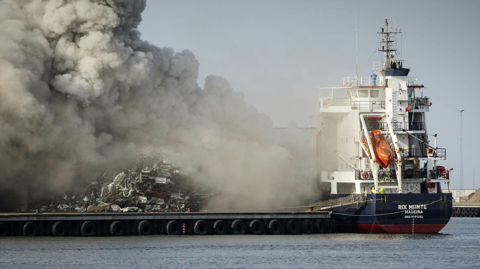 Der drev en stor mænge røg ind over Køge by tirsdag, da der var brand i et skib, der havde lagt til kaj ud for Nordhavnsvej.